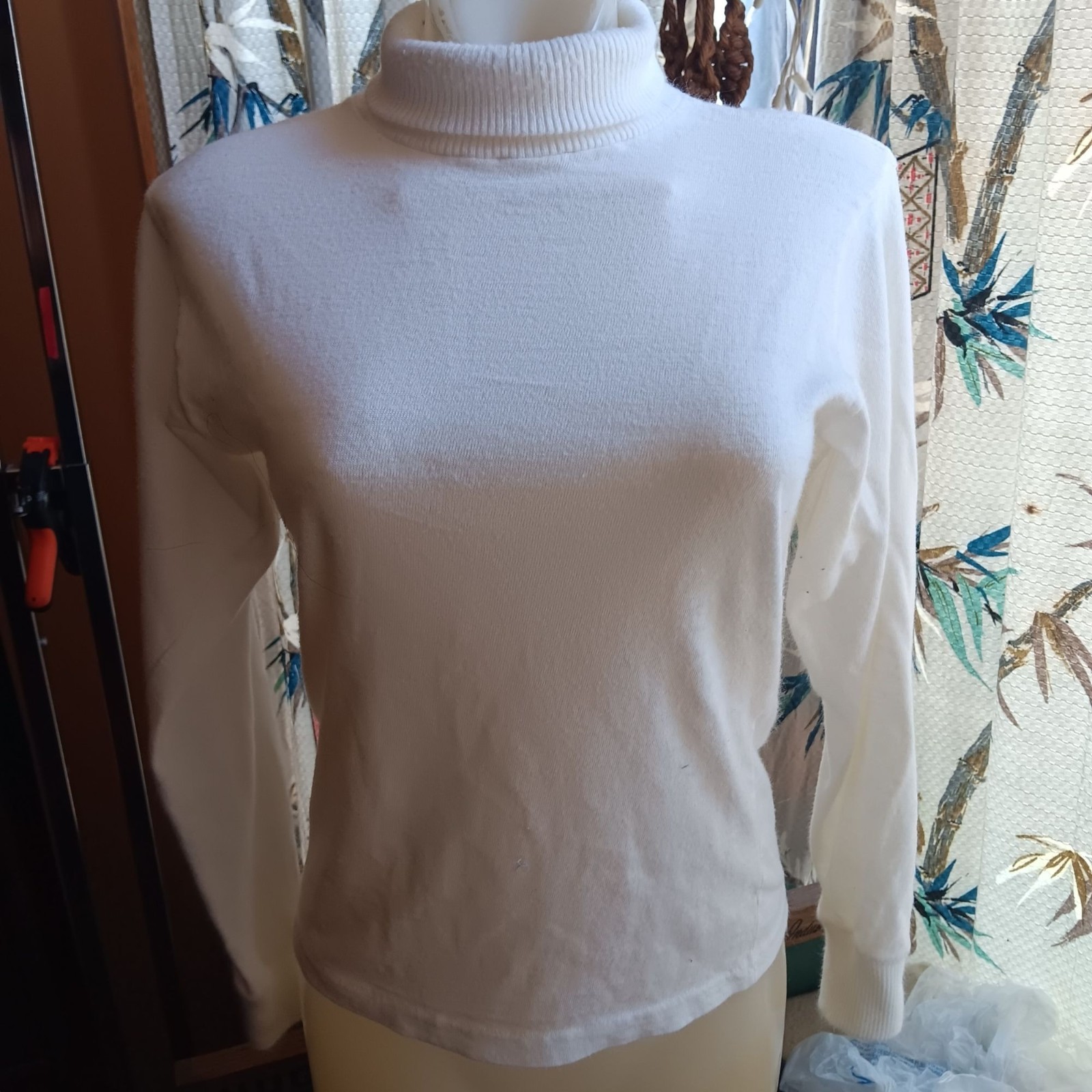 True Vintage 80’s Medium Turtleneck Top Campus Buttery Soft White Acrylic