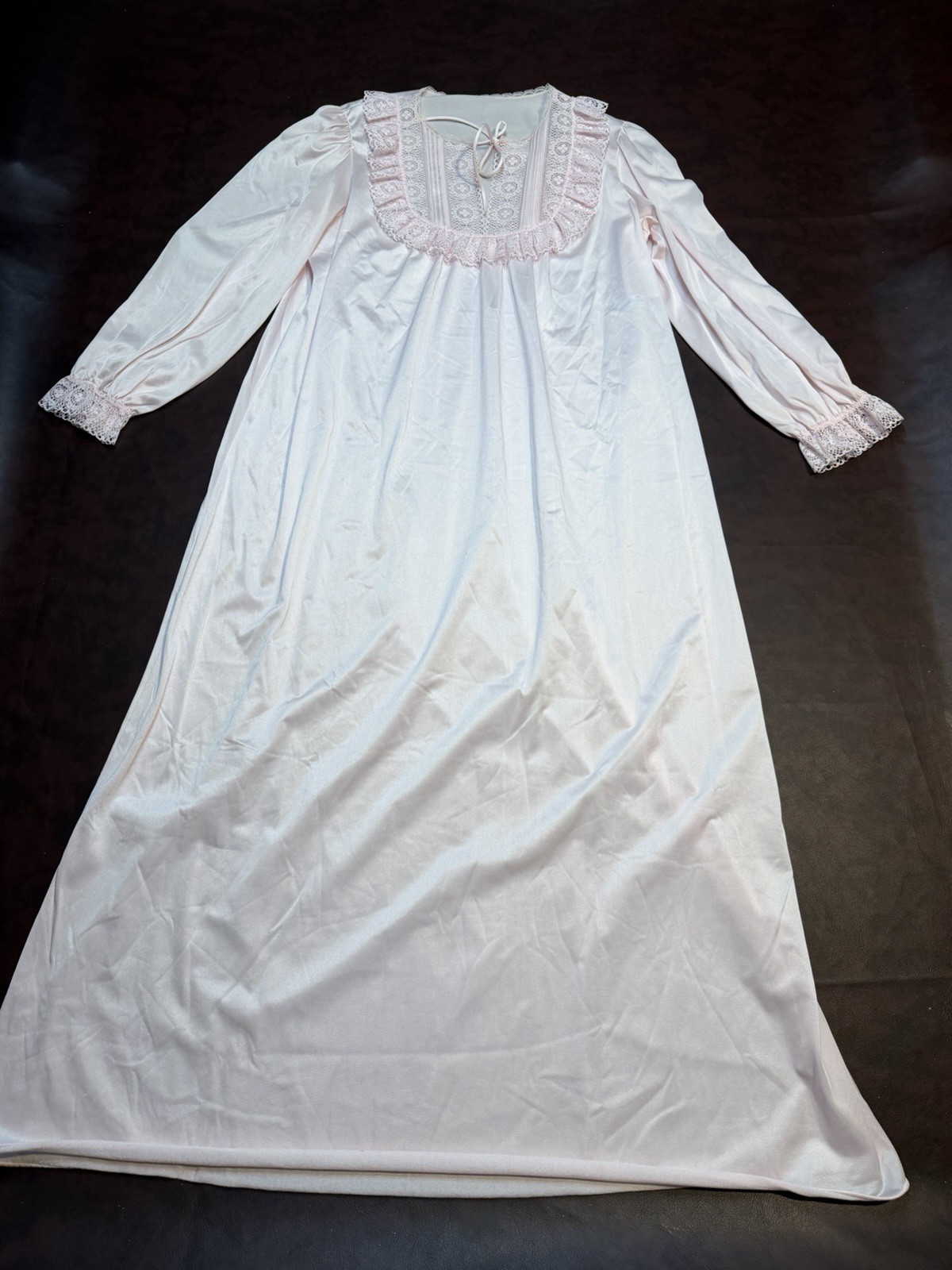 Vintage VANITY FAIR Nightgown Women Size M Cottagecor Ruffle Lace Dacron Nylon