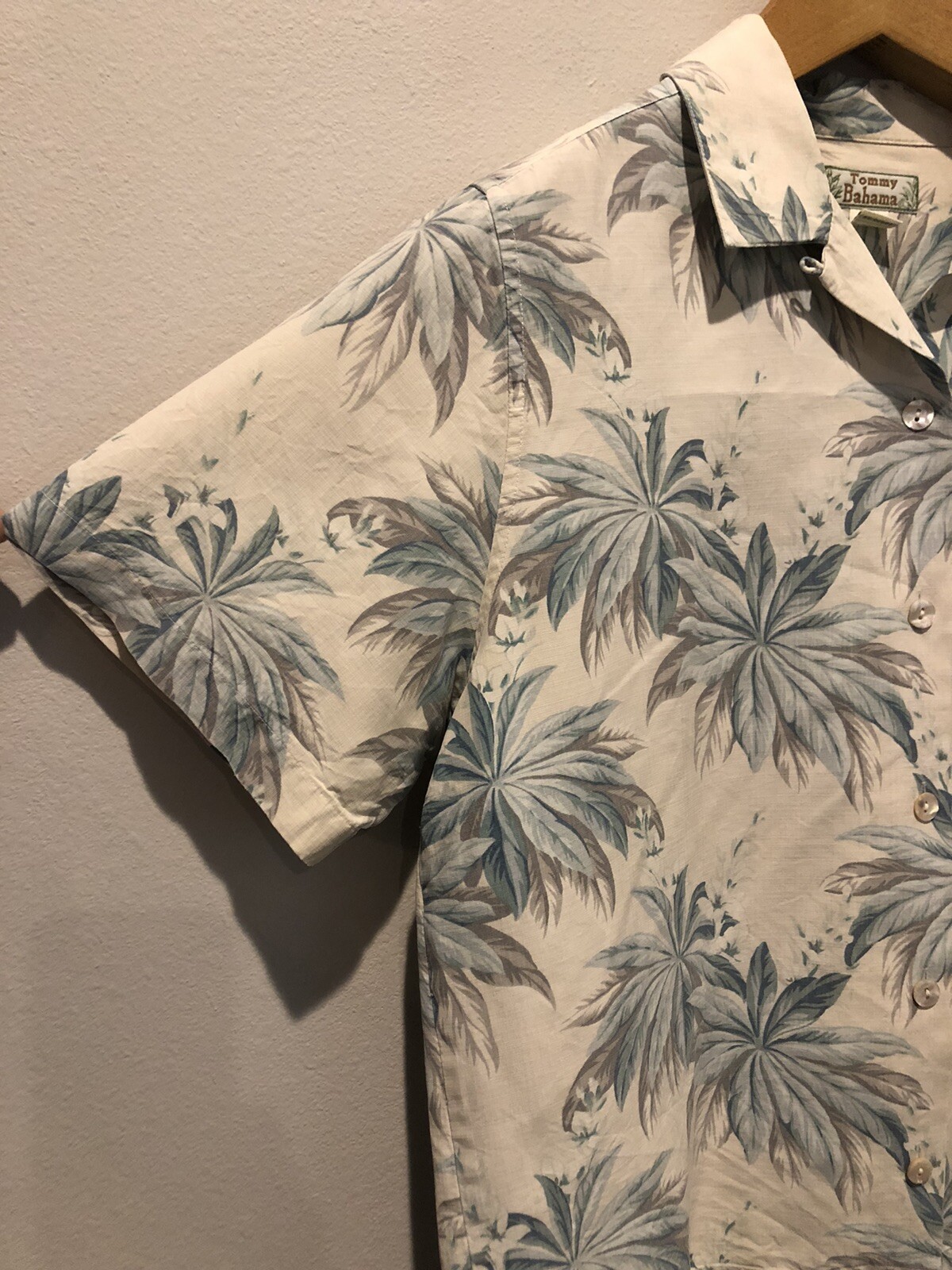 VTG Tommy Bahama Shirt Womens Medium Floral Silk Camp Hawaiian Nautical Coastal