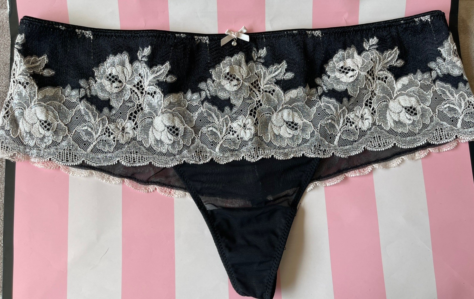 NWT VTG 2014 Victoria’s Secret Cheeky Thong, Floral Lace – Black/Cream Large