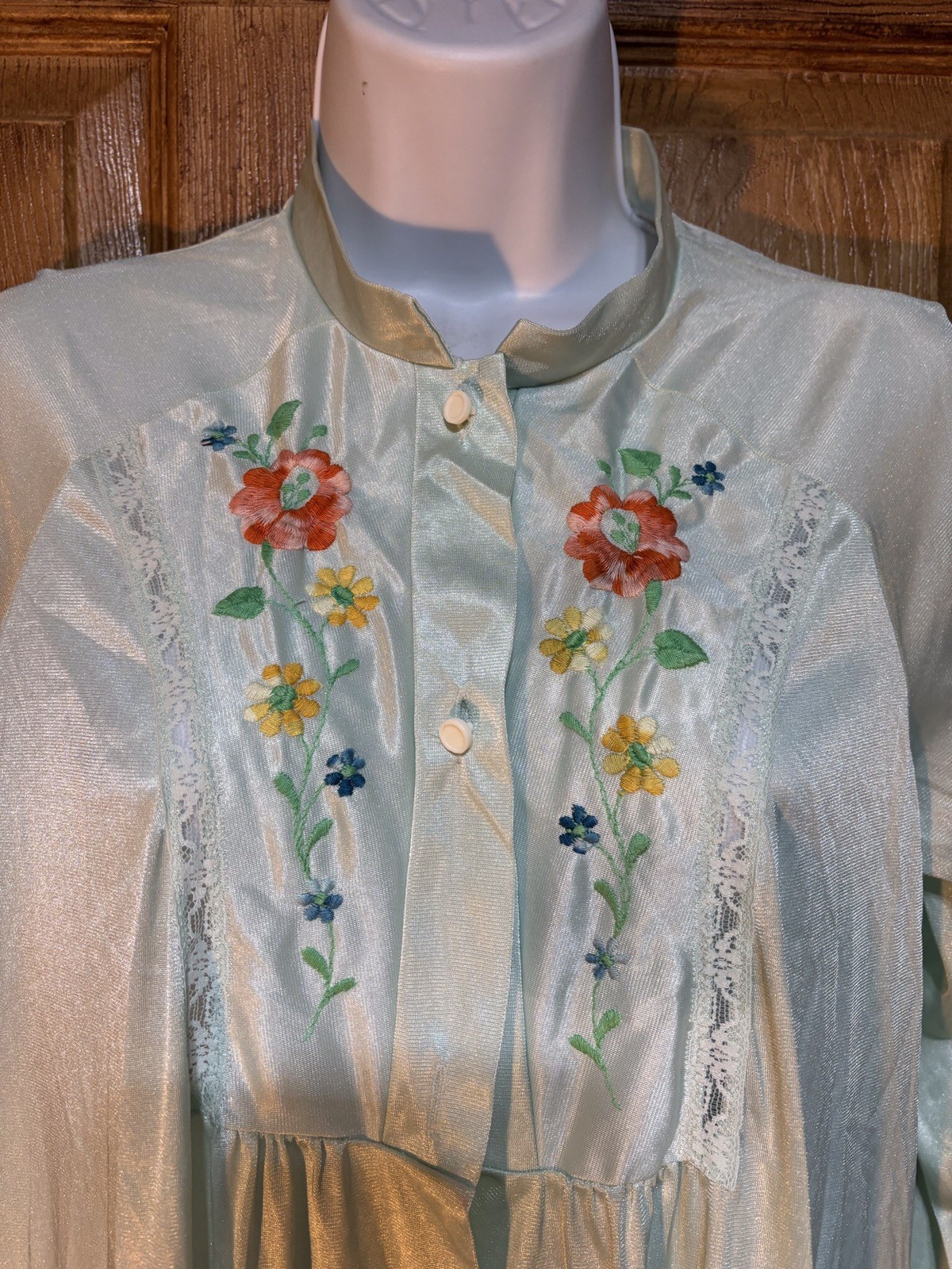 VTG Sears Mint Green Embroidered Flowers Silky Robe Size Small 32-34 READ USA