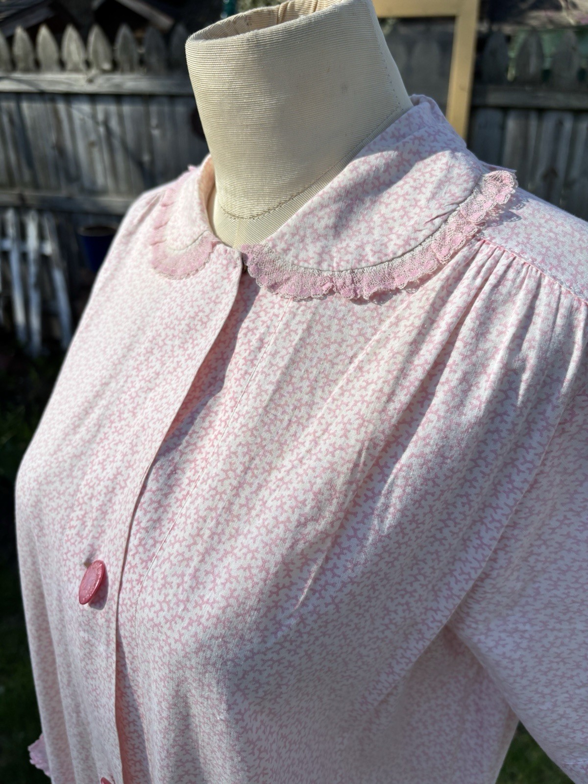 VTG 1950s House Dress Wife Pink COTTON Button Pocket Lace XL 42x42x48 43″Long
