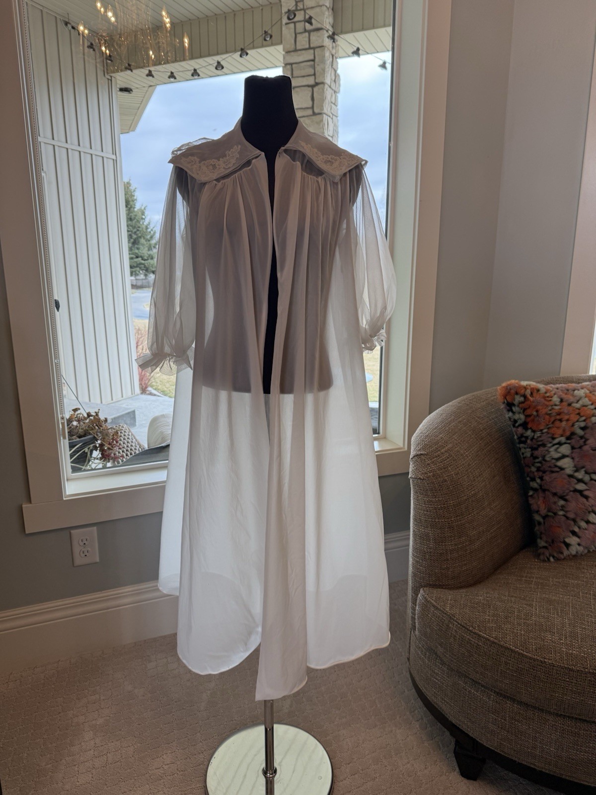 Vintage Vanity fair Ivory Lingerie Robe Sheer 34 Pretty