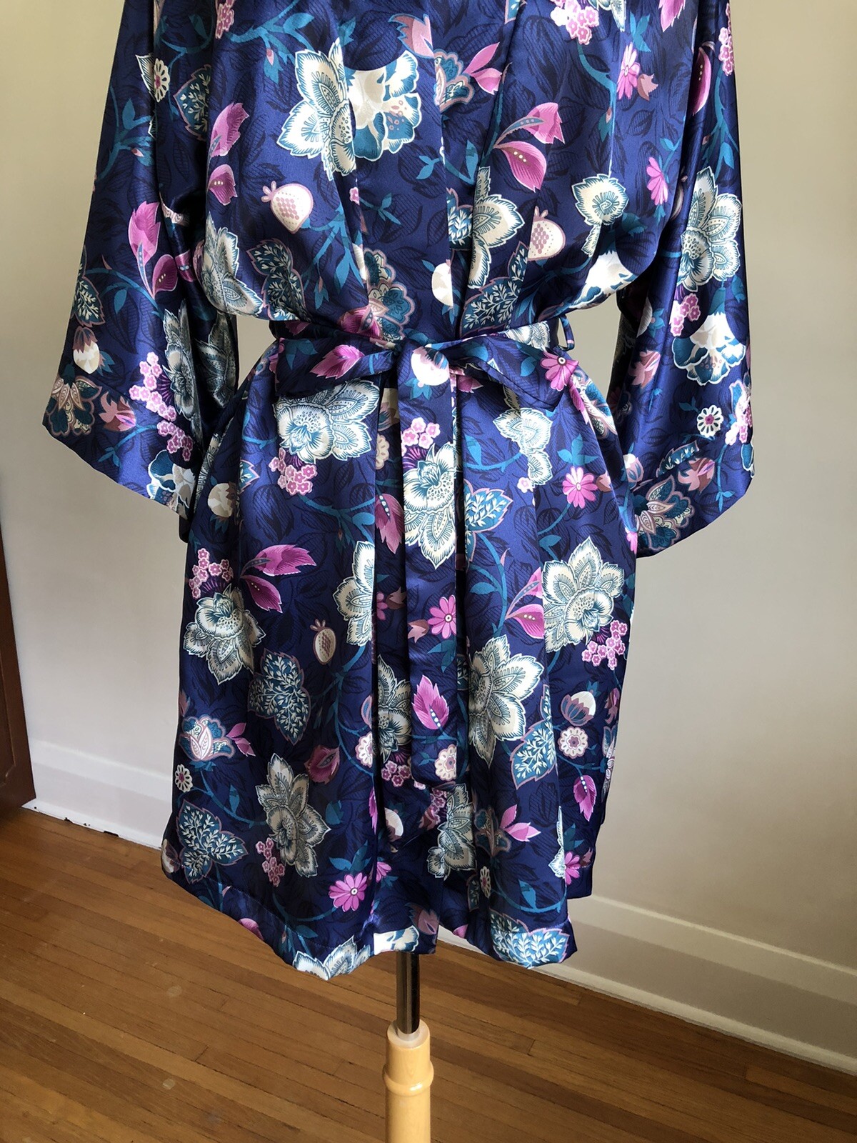 STUNNING VTG CALIFORNIA DYNASTY Blue Floral Silky Satin Robe Dressing Gown S/M