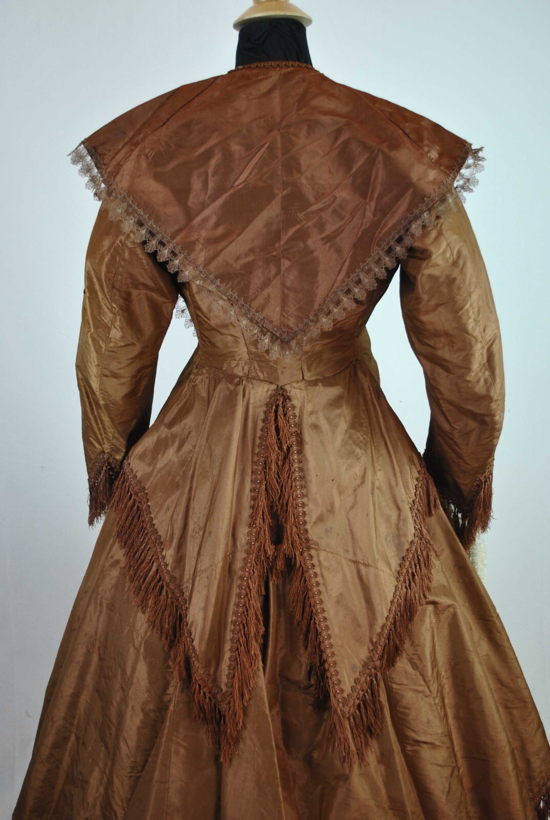 VICTORIAN COPPER COLORED SILK TAFFETA DAY DRESS, c1850s