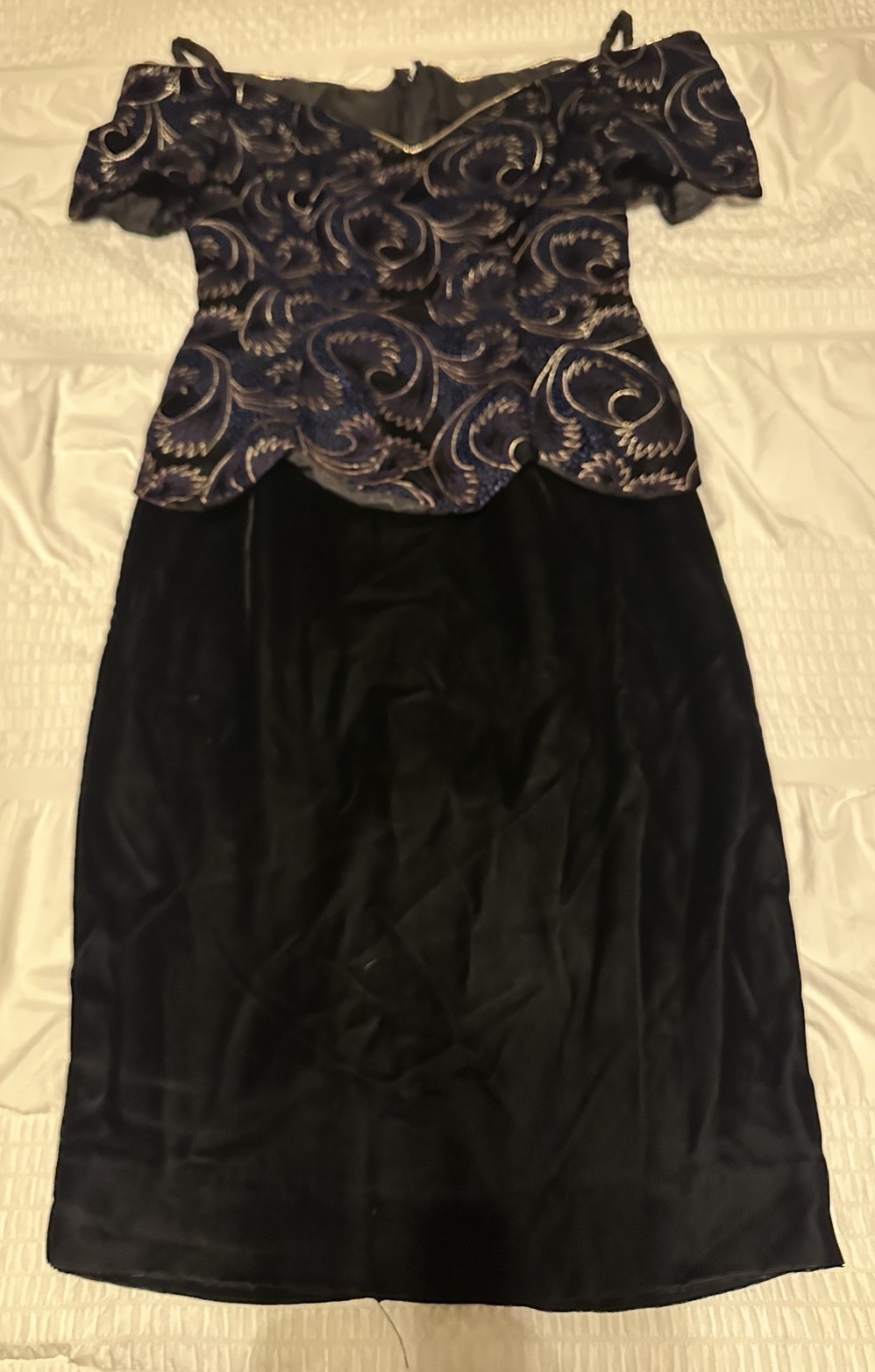 VINTAGE 80’s Velvet Peplum Scalloped Hem Pencil Dress Size 3/4 EUC