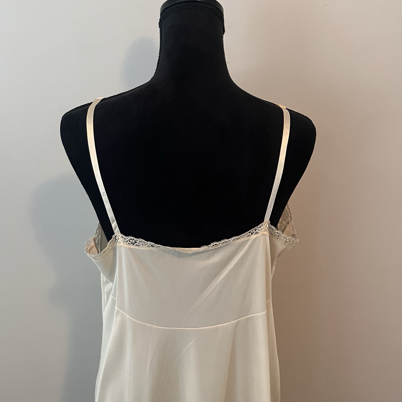 Vintage Vanity Fair Full Slip Nude Antron III Nylon Lace Sz 40TT