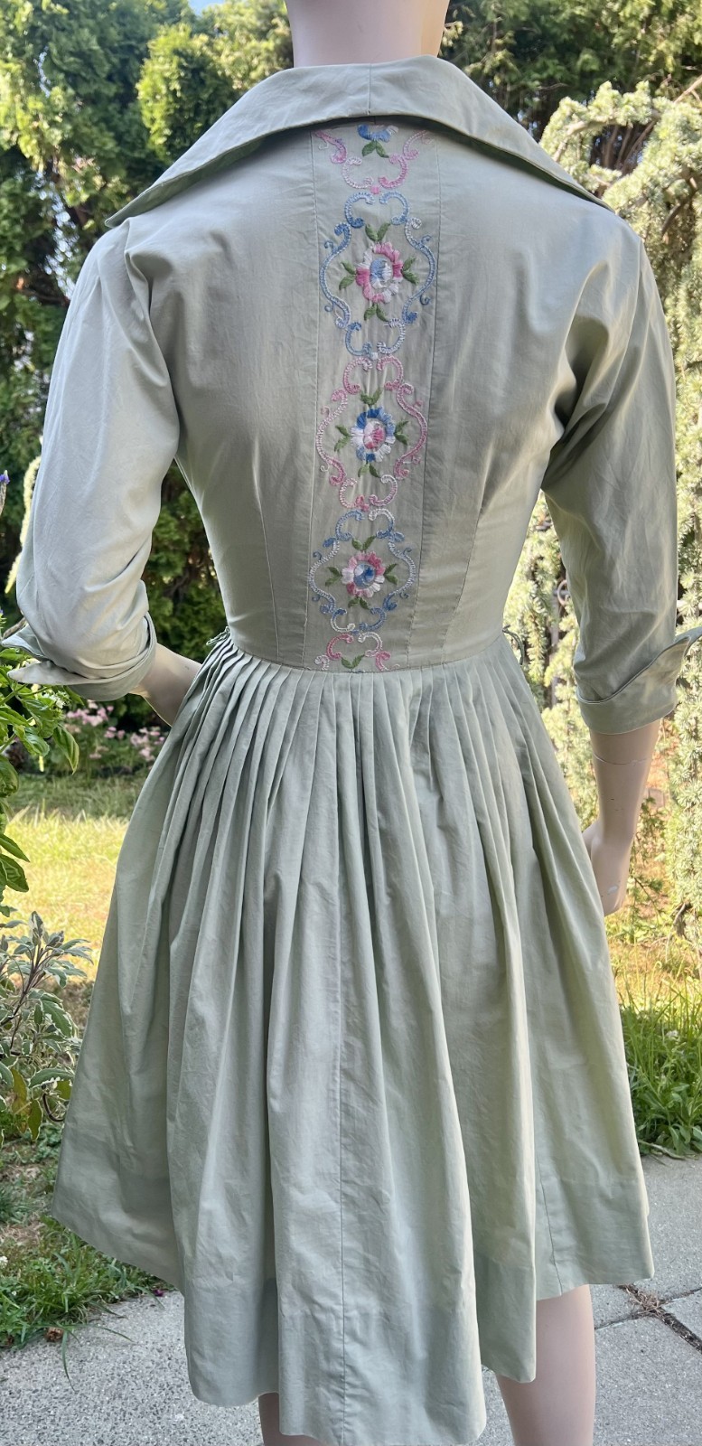 VINTAGE 1950’s WENDY WOODS GREEN COTTON DRESS W/ FLORAL EMBROIDERY
