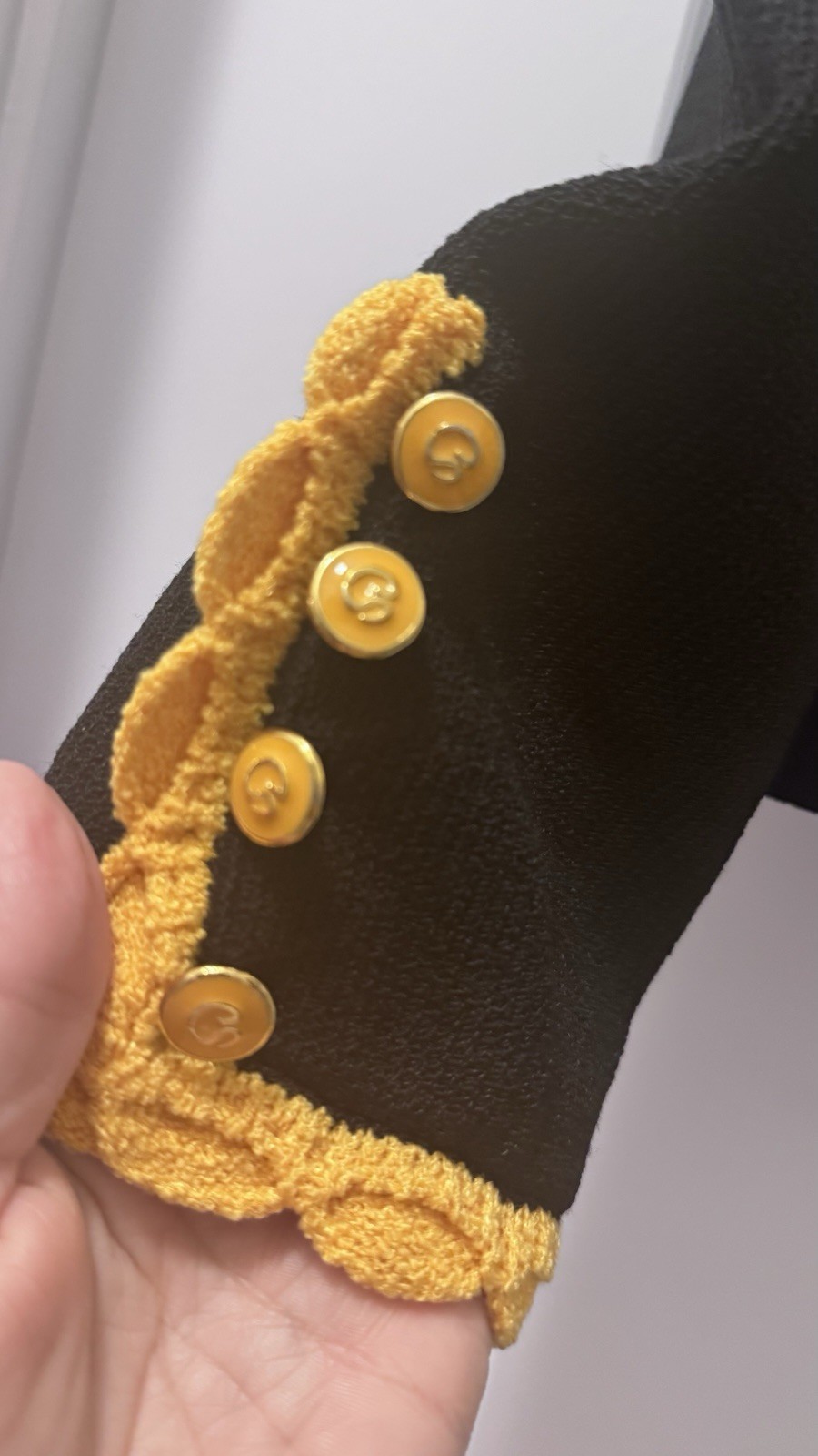 ST. JOHN Vintage Santana Black Jacket Yellow Scalloped Trim M Enameled Buttons