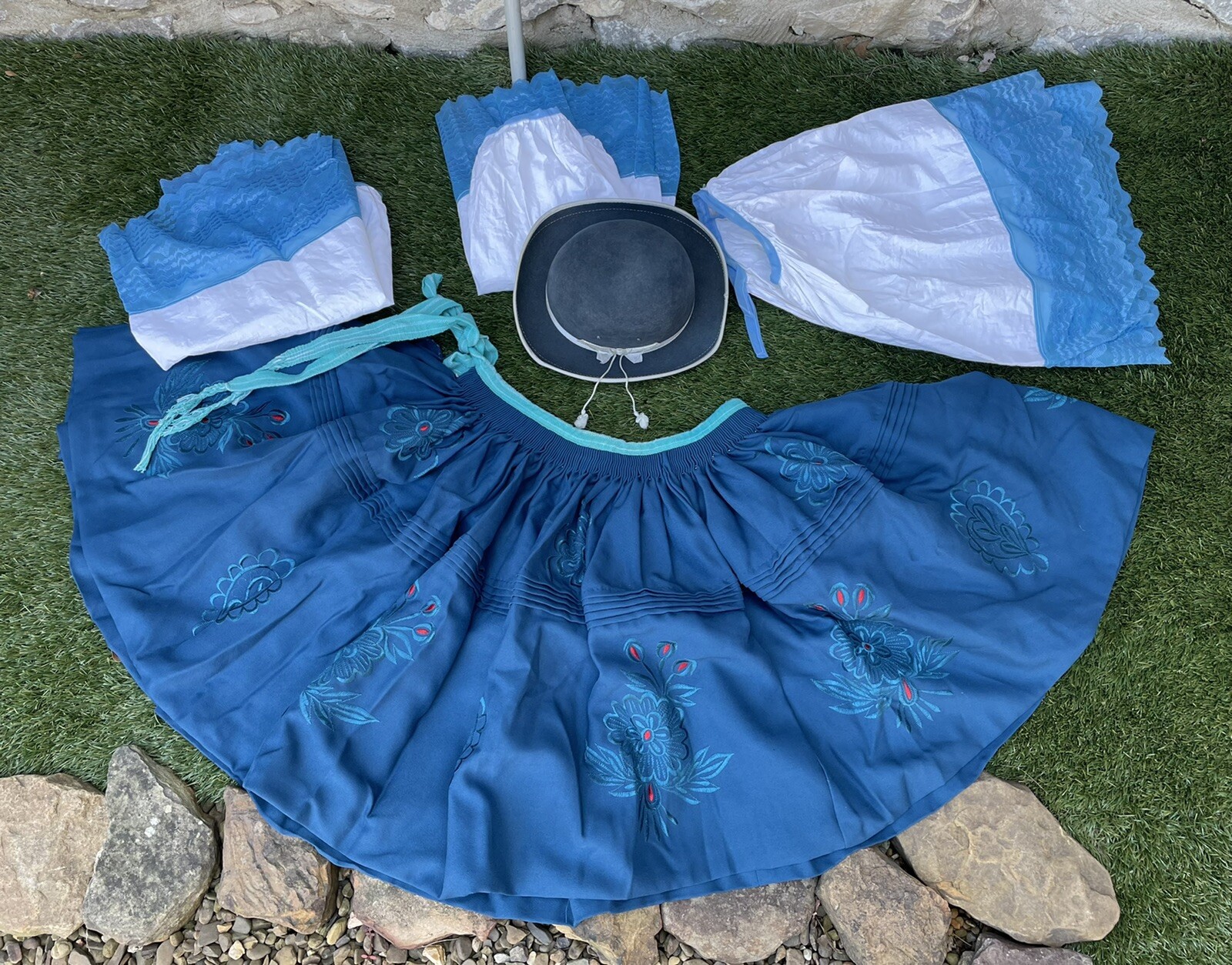 ✅Vtg 1980s Bolivia South America Women ONE SIZE Blue Embroidered Skirt Hat Slips