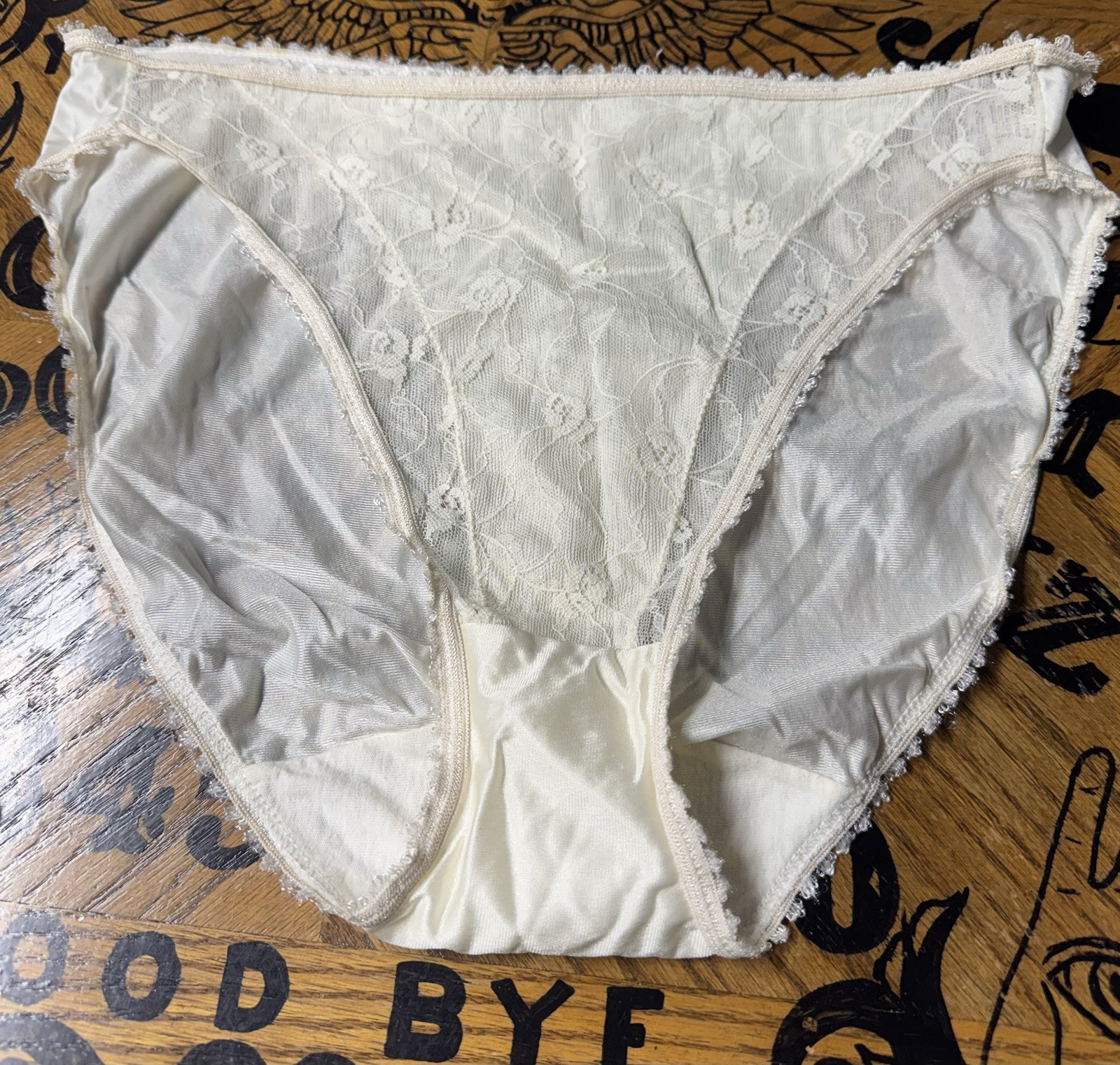 VINTAGE VANITY FAIR PANTY ! SIZE 5. CREAM. TLC ELASTIC & SPOT