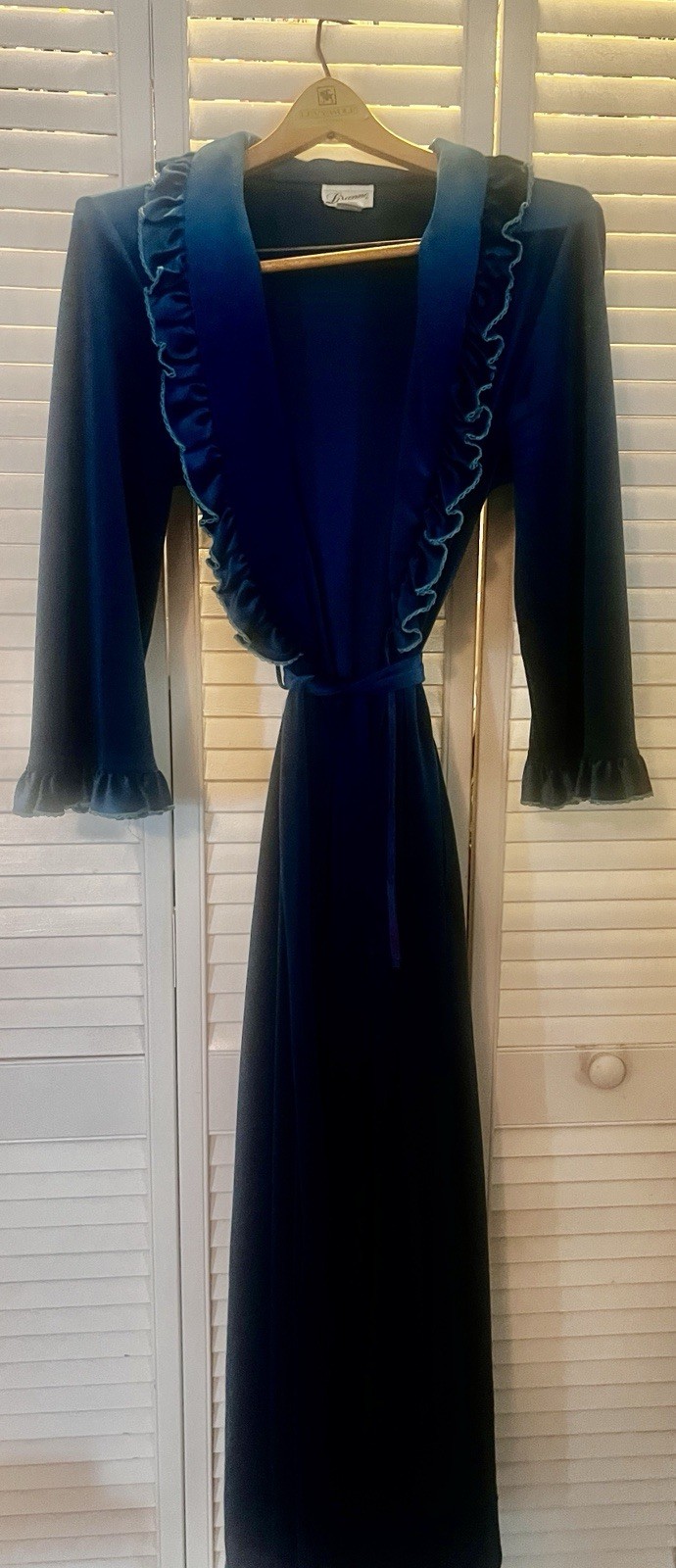Truly elegant vintage dressing robe size medium