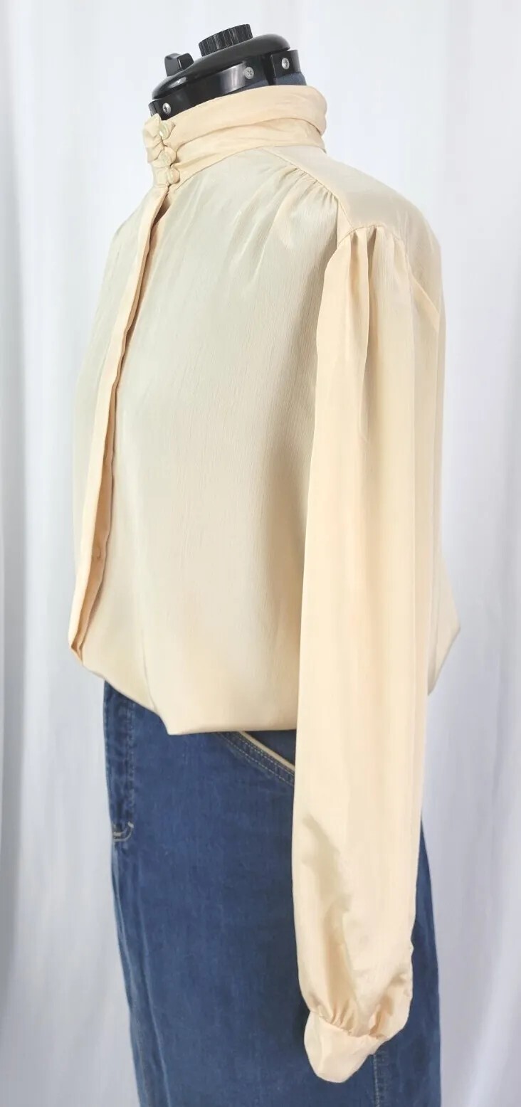 Vtg Paris Station Peachy Cream Blouse w Con Button Down Front Size XL?