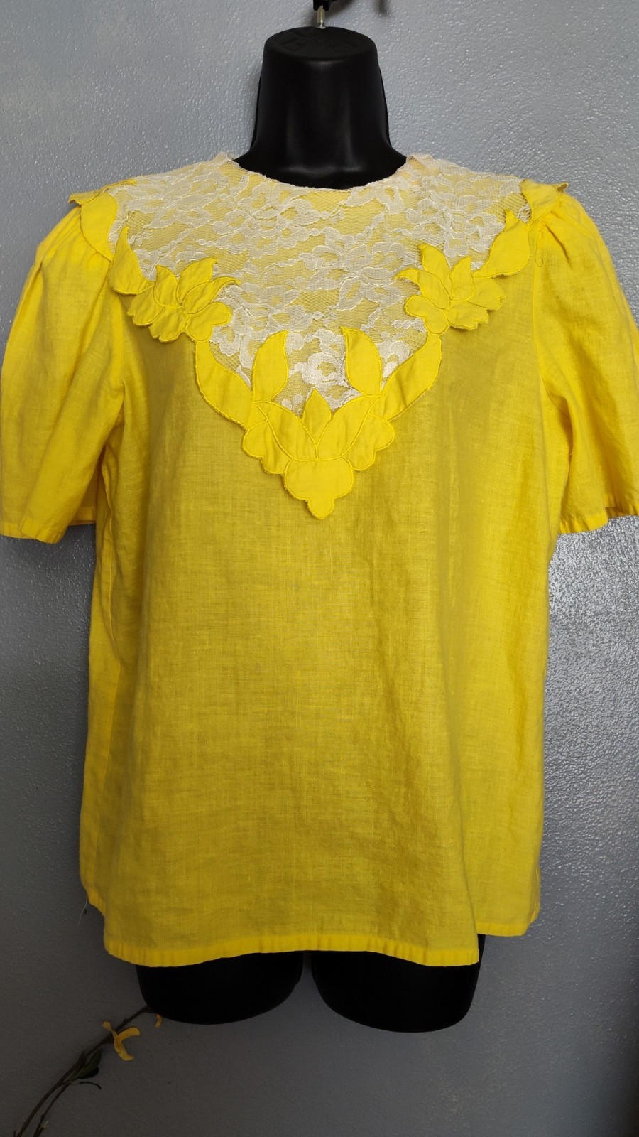 Beautiful Woman’s Vintage Size 10 Josephine Yellow Lace Short Sleeve Top