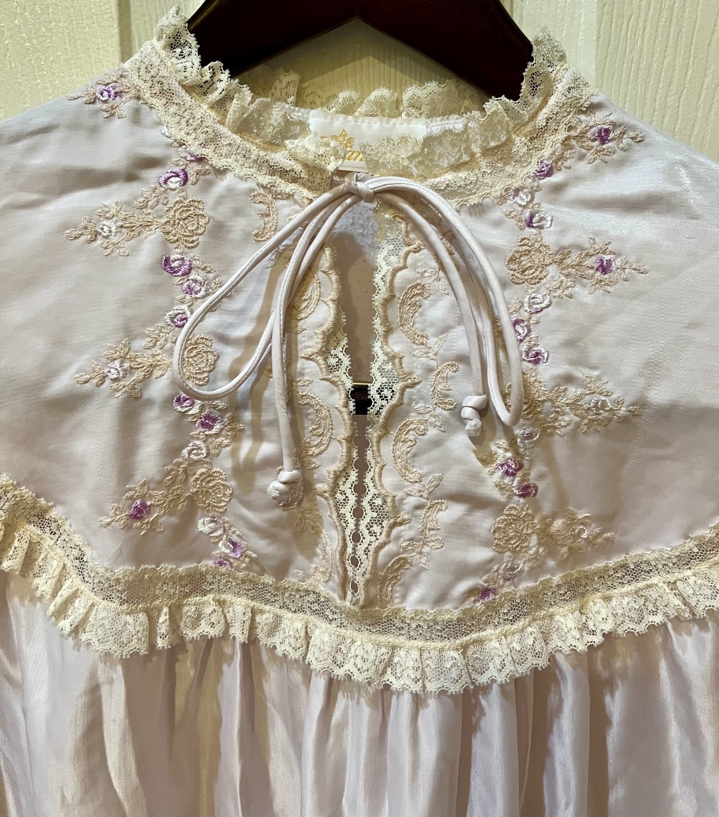 Vintage Barbizon Floral,Lace Trim, Delicate Bows Nightgown Prairie Cottage Roses