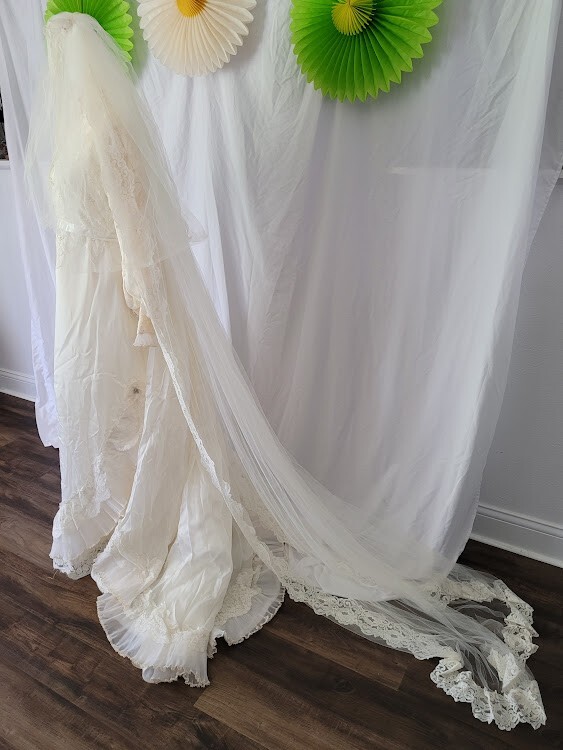 VINTAGE ALFRED ANGELO EDYTHE VINCENT ’70S BOHO PRAIRIE LACE WEDDING DRESS & VEIL