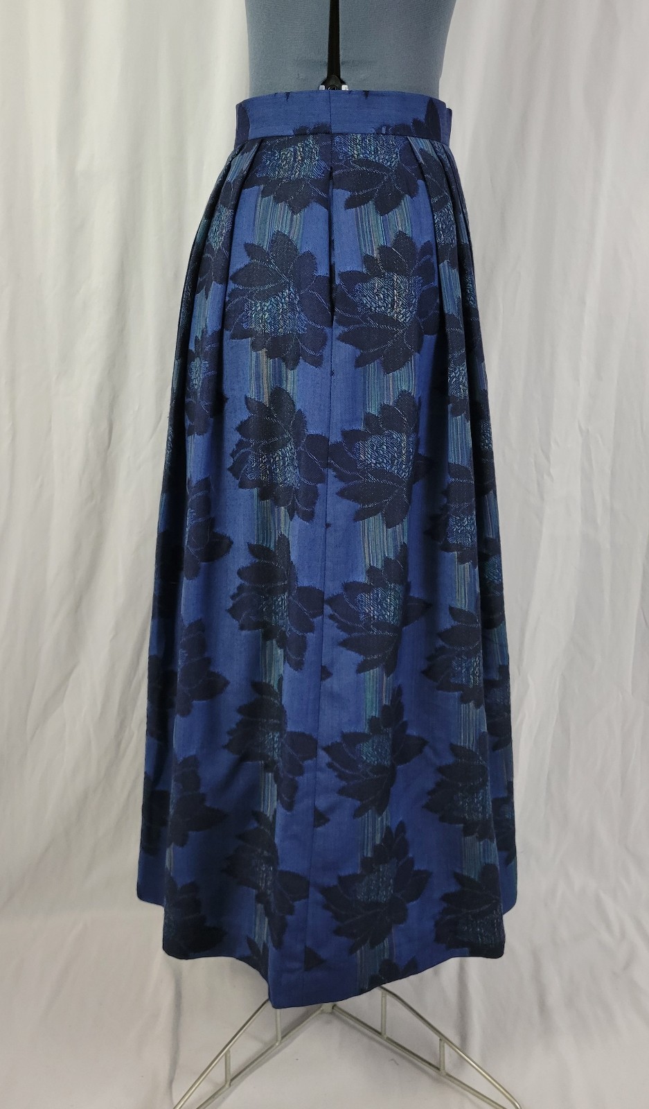 Vintage Geiger 100% Wool Blue Pleated Skirt w Black Flowers Size 40 (US Med)