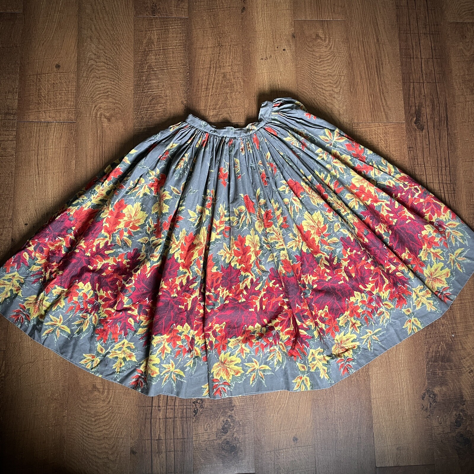 Vintage 1950s Border Novelty Print Autumn Leaves Nature Full Skirt Red Orange