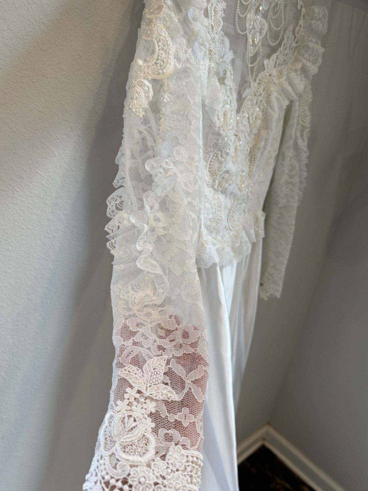 Vintage Bridal Gown Wedding Dress – White- Lace- Beautiful Detailing Medium 6-8