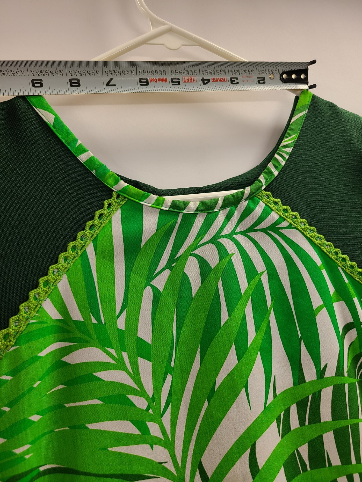 Hawaiian Dress Vintage Size M/10 White & Green Midi Tribal Print Short Sleeve