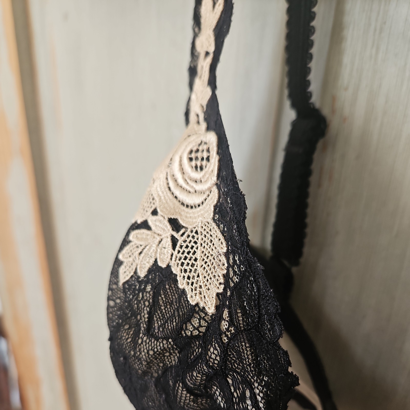 WACOAL VINTAGE HIGH DRAMA BRA 32DD PRE-OWNED BLACK LACE BEIGE APPLIQUÉS GORGEOUS