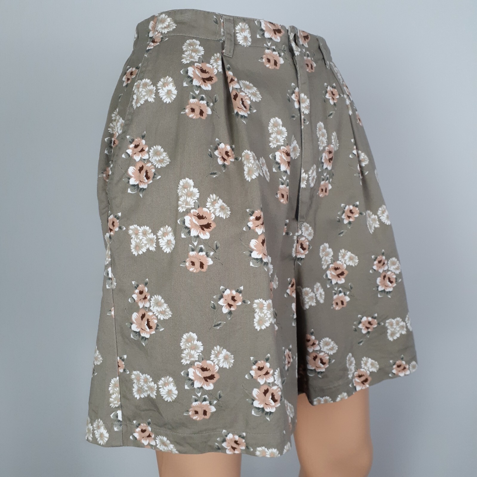 90’s Vintage Floral Shorts by Northwest Blue Size 8 Pleat Front Shorts