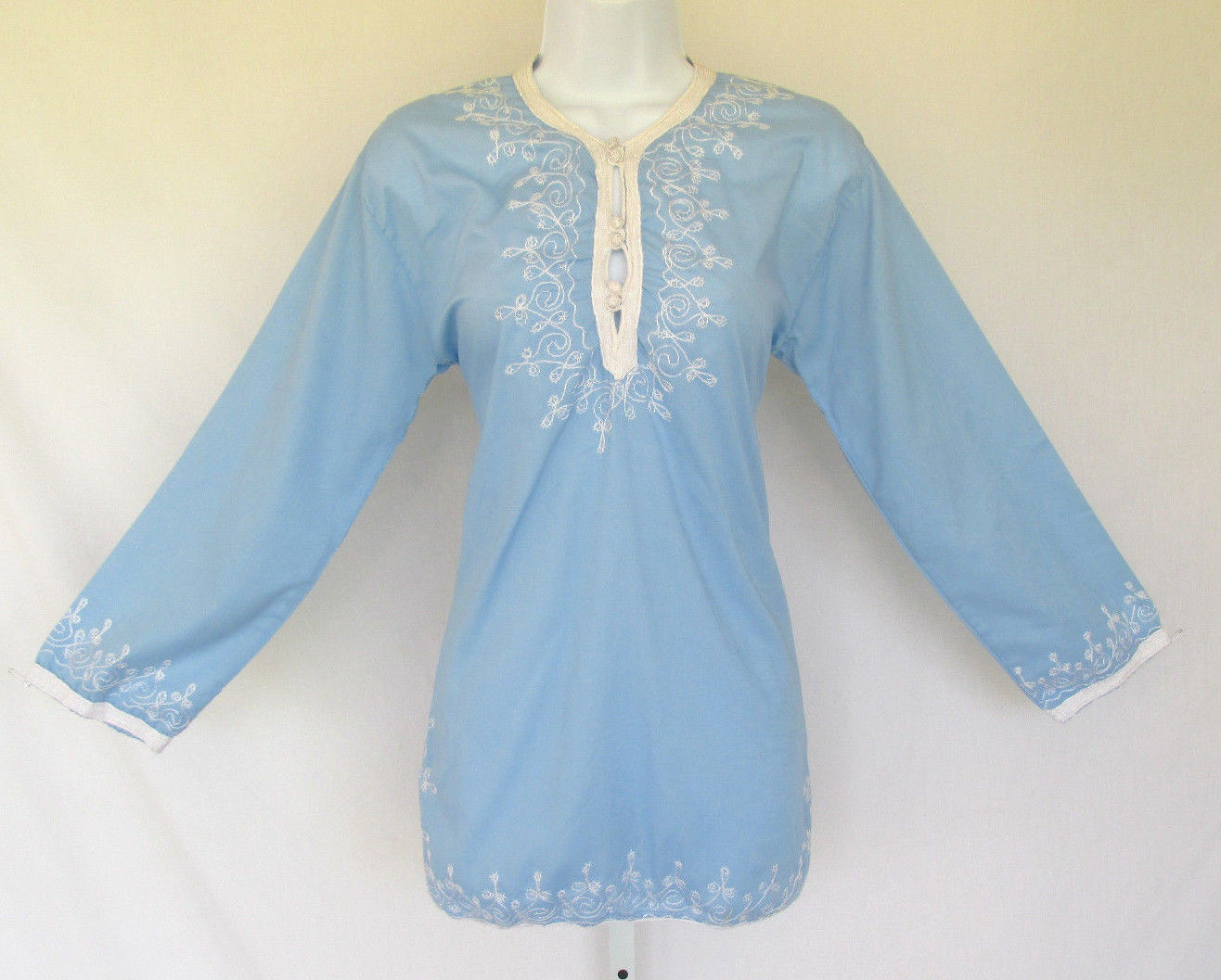 VINTAGE 1960s EMBROIDERED TOP BLUE WHITE FROG BUTTONS POLY COTTON LINEN