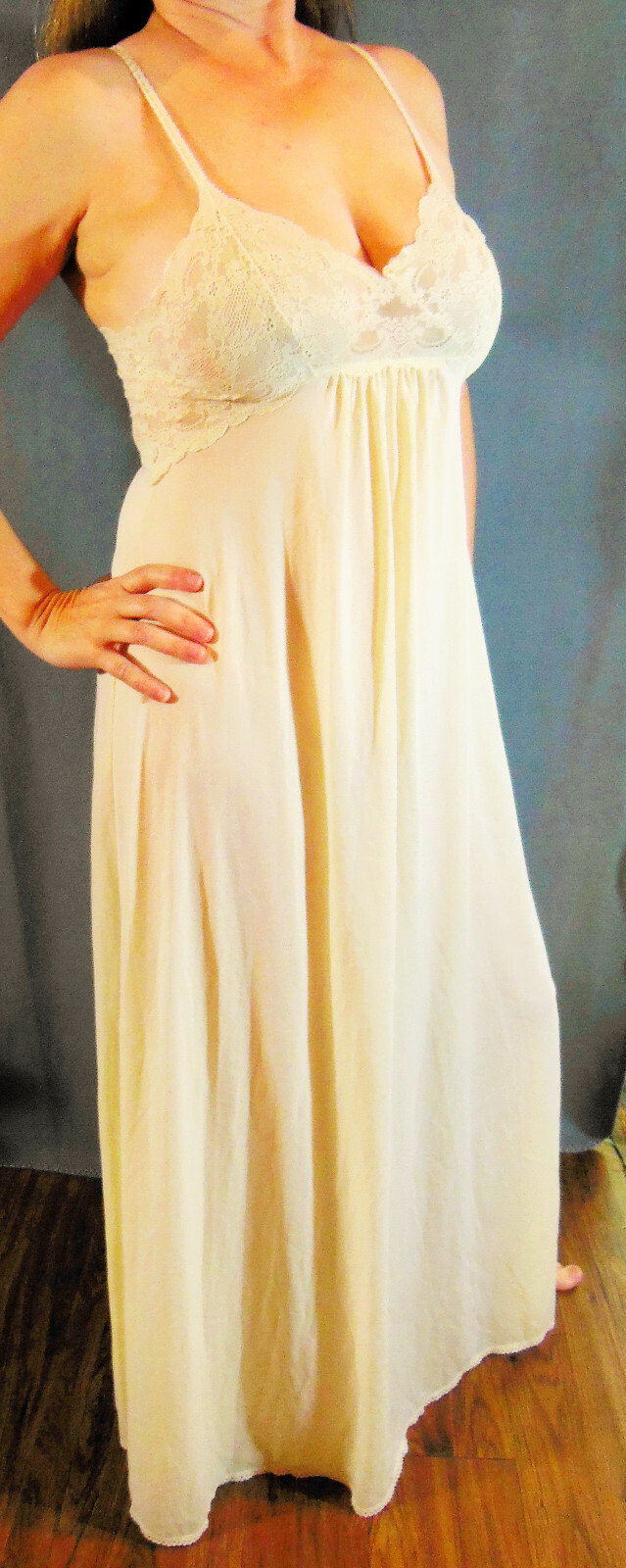 VASSARETTE UNDERNEATH-IT-ALL CREAM CREPELON MEGALACY BODICE LONG NIGHTGOWN M EVC