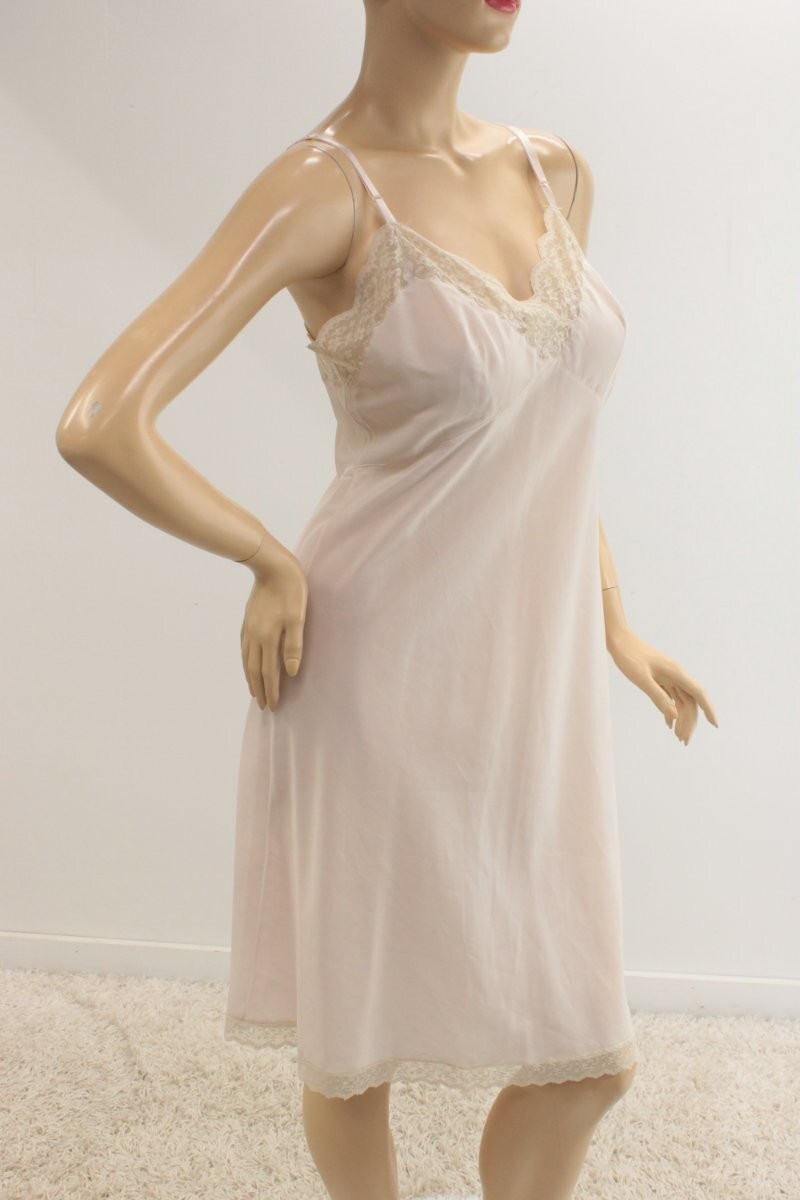 VTG Neiman Marcus Full Slip size 38 Beige Pink Wide Lace Trim Pinup Moulin Rouge