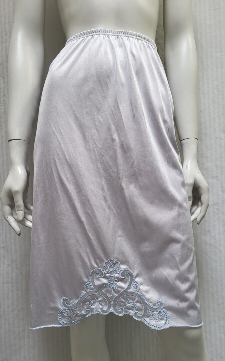 Vintage VANITY FAIR Pale Lilac Antron III Nylon HALF SLIP Embroidery – Size XS