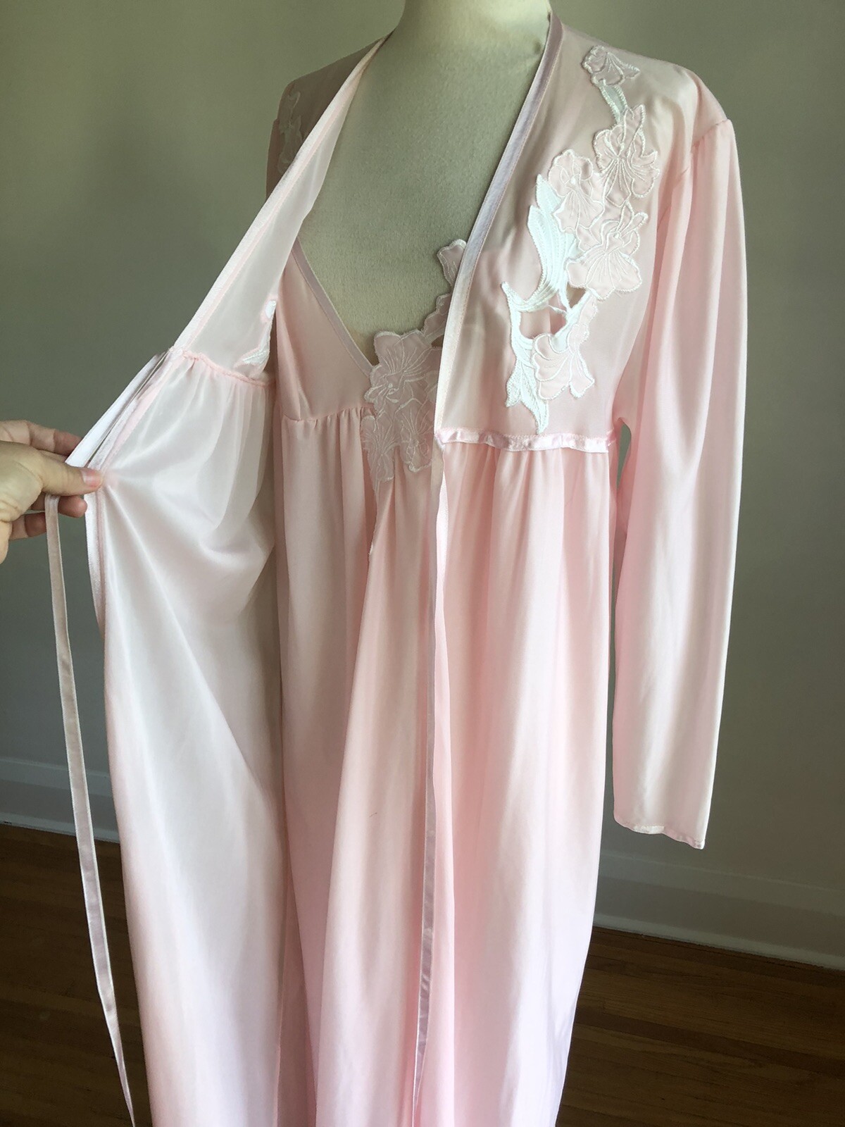 GORGEOUS VTG Made in Yugoslavia Pink White Floral Applique Nightgown Peignoir M