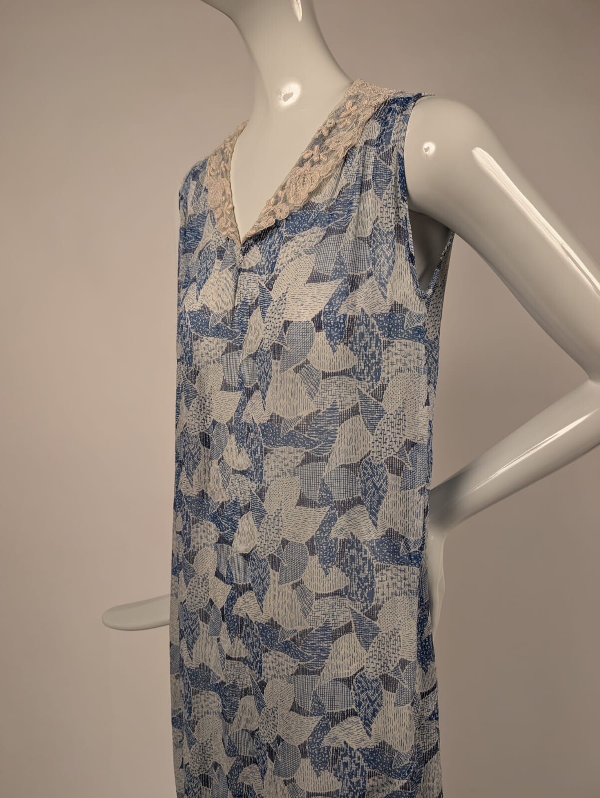 1920’S BLUE ABSTRACT PRINT MUSLIN DRESS W LACE COLLAR