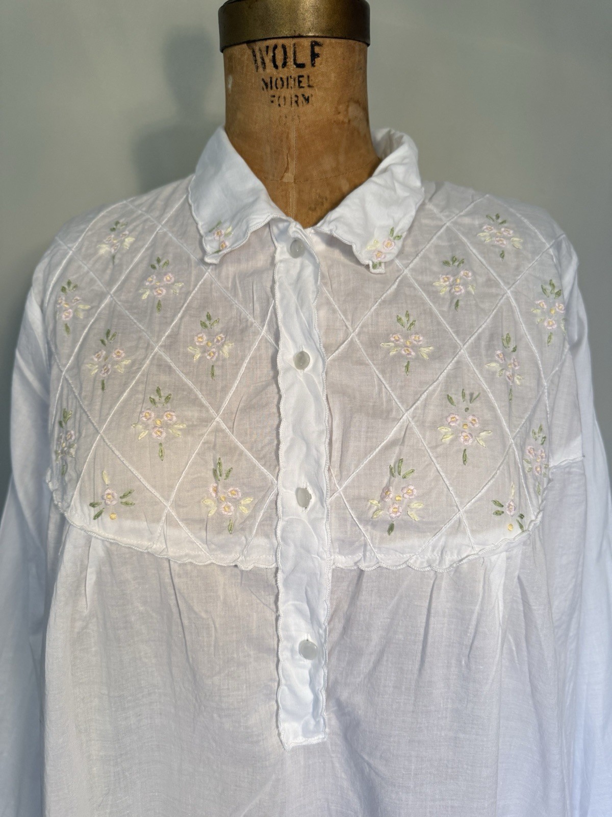 Vintage Women’s European Cotton Long Embroidered Floral White Nightgown M-L