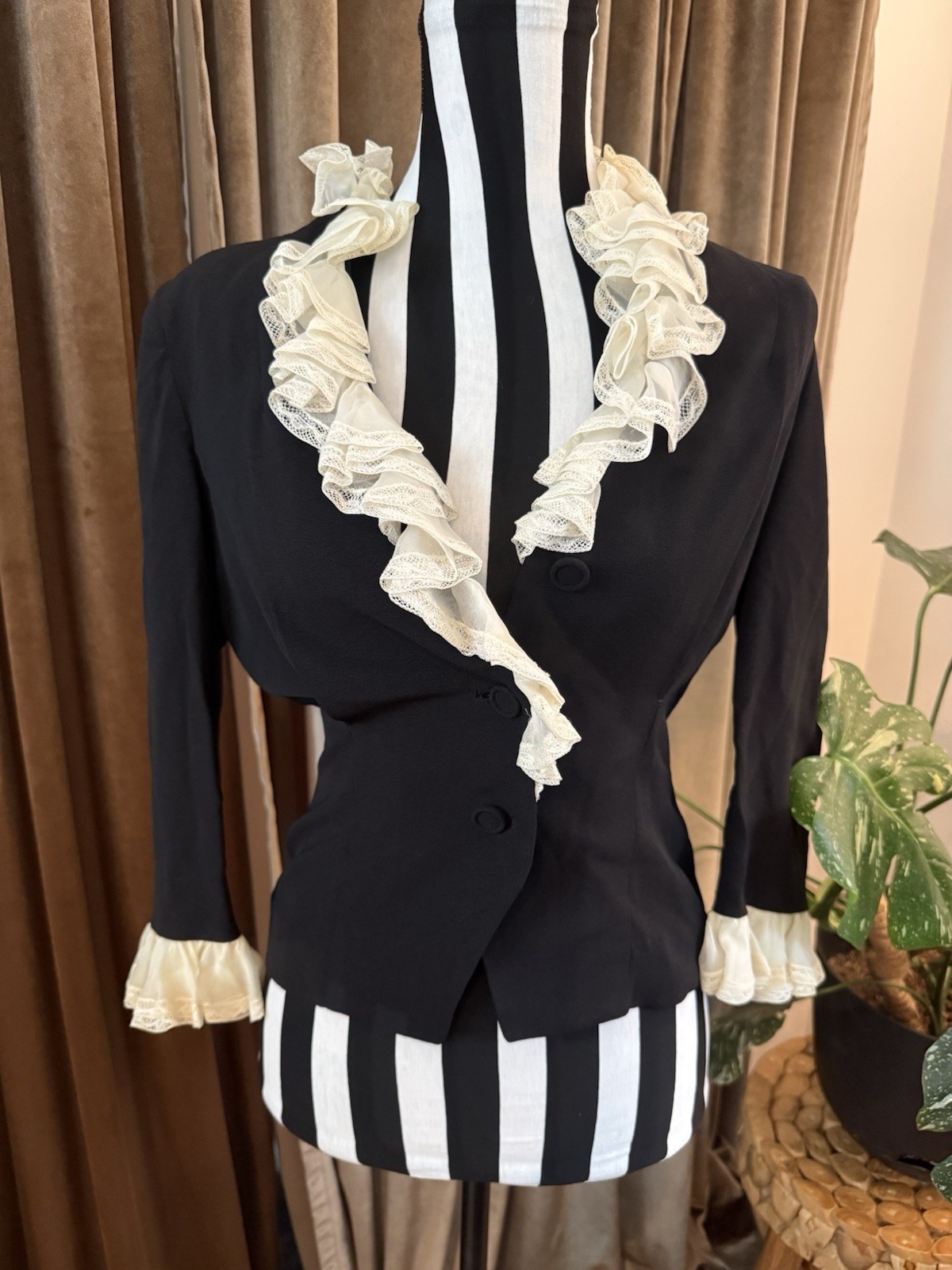 New York Creation Women’s black and ivory lace ruffle blazer 1940s rare Medium