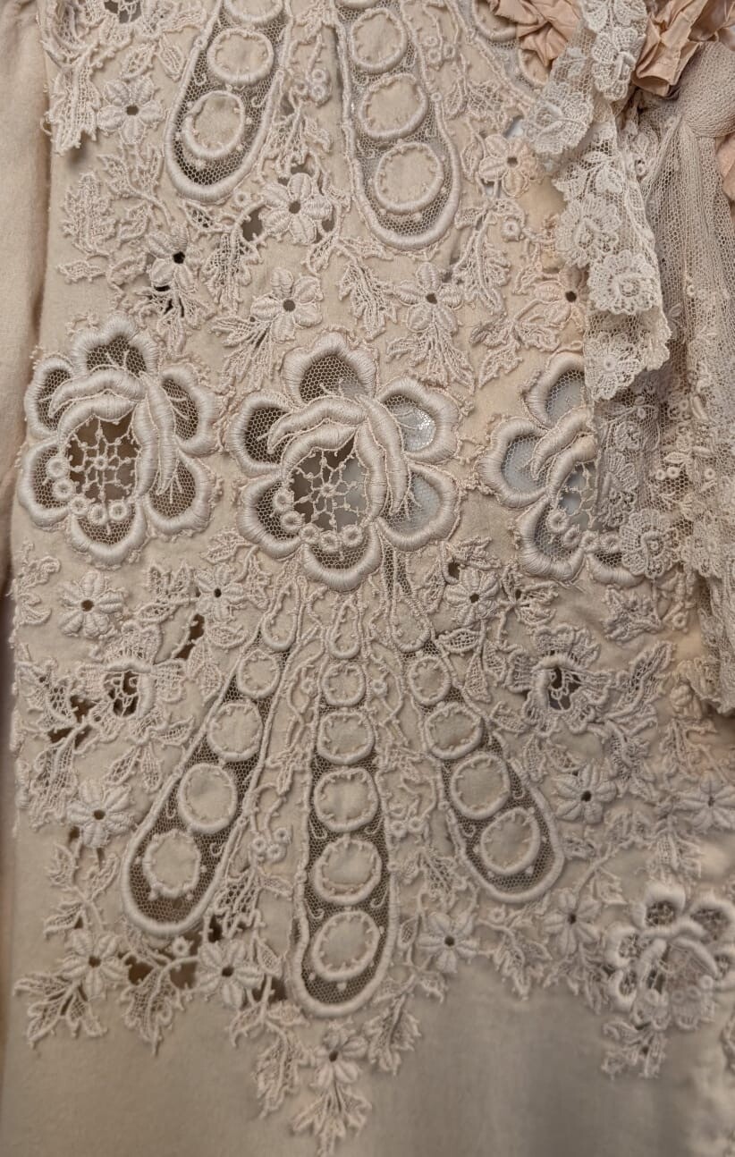 AU BON MARCHE EDWARDIAN BLONDE CASHMERE COAT W DENSE FLORAL LACE INSERTION