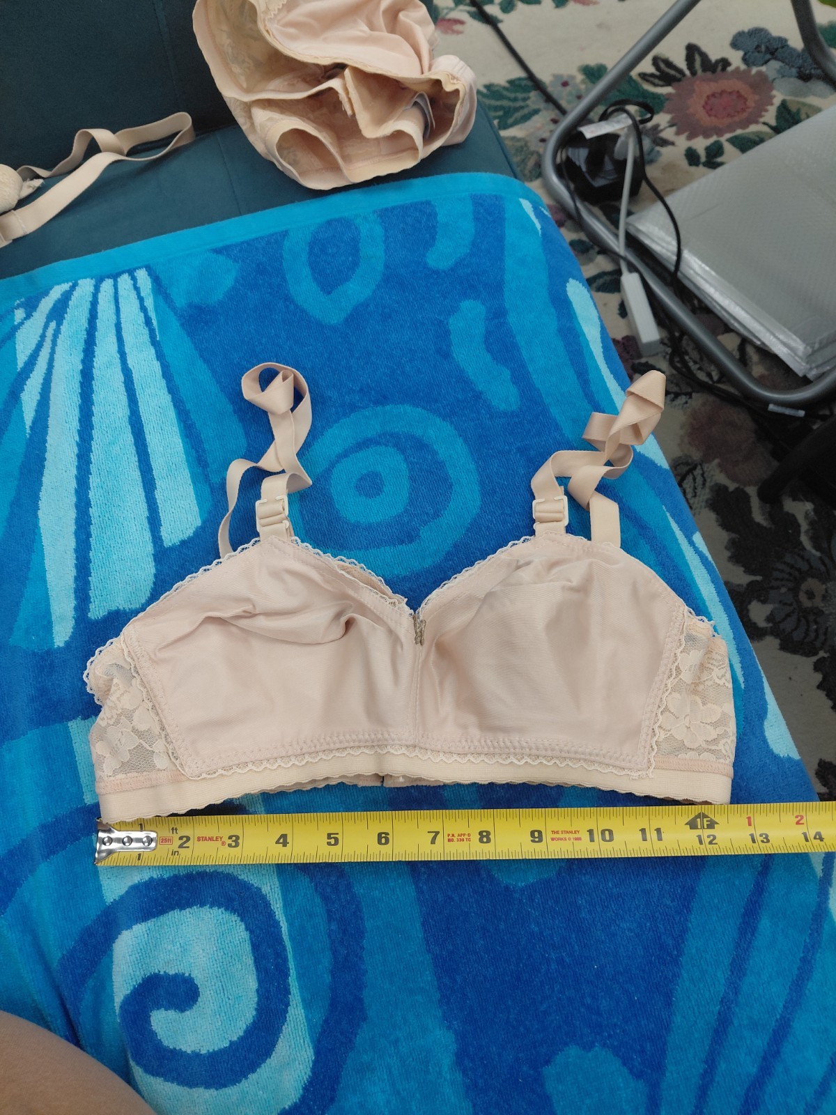 Vintage Lady Cameo Lingerie Bra Size 32CC
