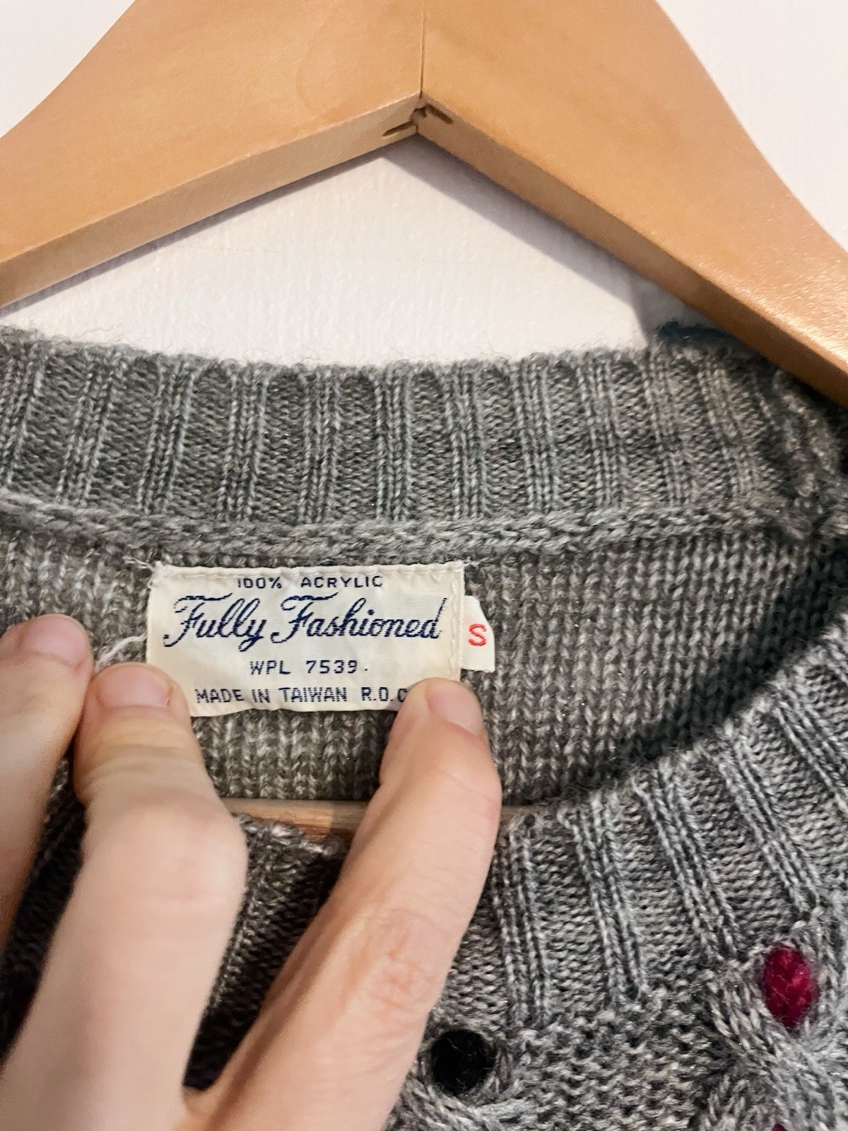1970s Vintage Knit Gray Sweater Red and blue details at chest and sleeve -small