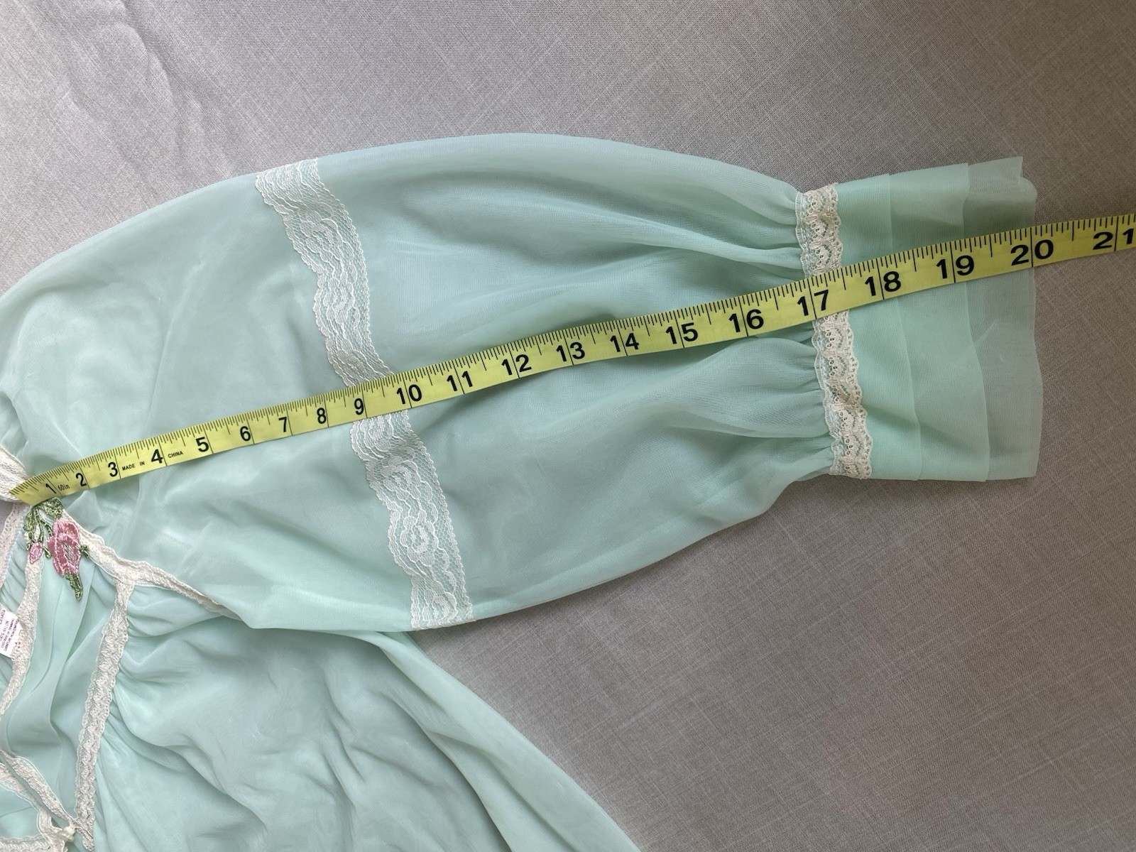 Vtg 1960s to 1970s Slumber Suzy „Dreamwear” peignoir robe Mint Floral Embroidery