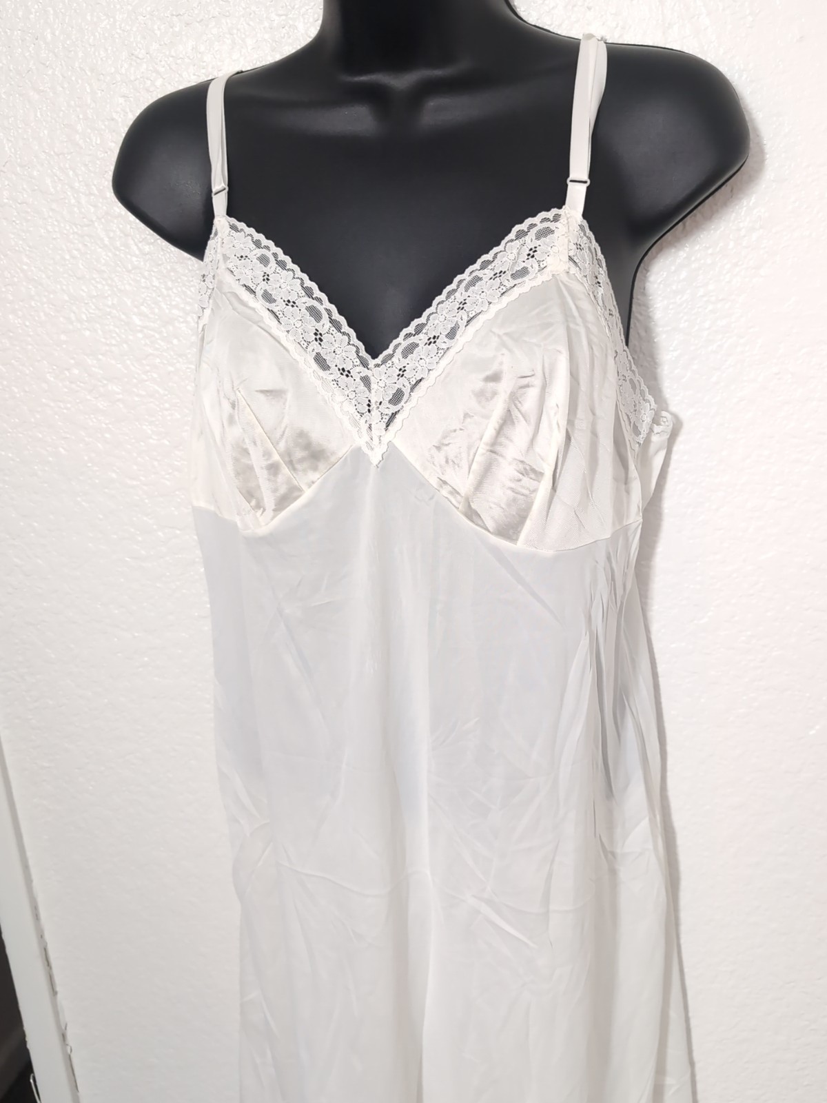 VANITY FAIR Ivory Nylon Slip Style 10-103 Size 36 26” Lace Trim