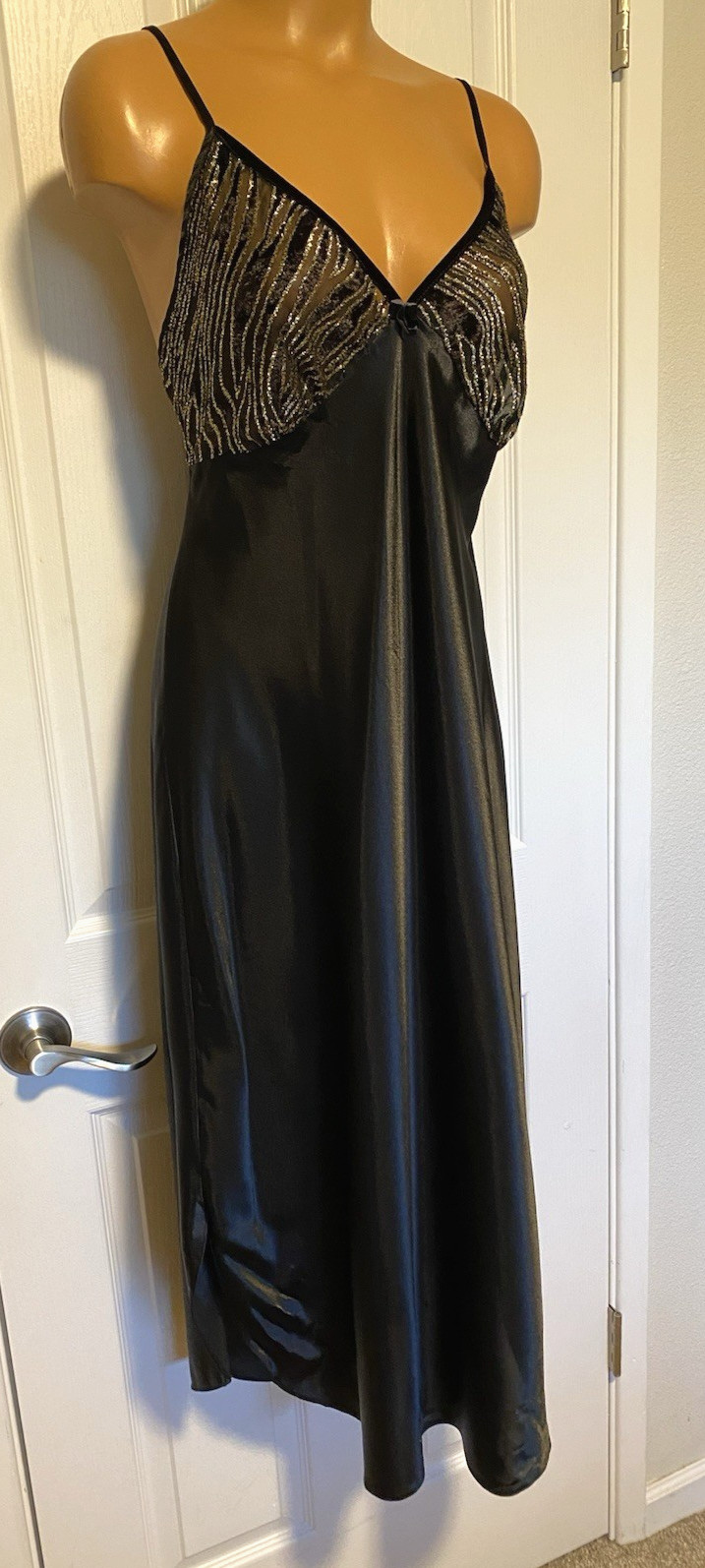 VTG 90’s ROMANTIC MOODS BLACK SATIN W/ GLITTERY GOLD BODICE NIGHTGOWN SZ L
