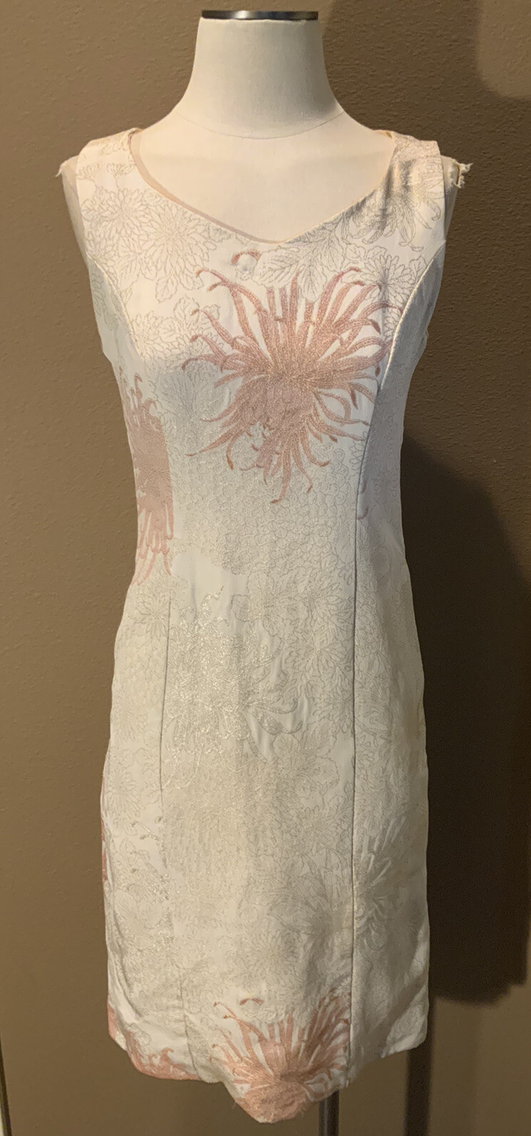 Vintage S 6/8 Sleeveless Luxe Champagne & Blush Chrysanthemum Print Sheath Dress
