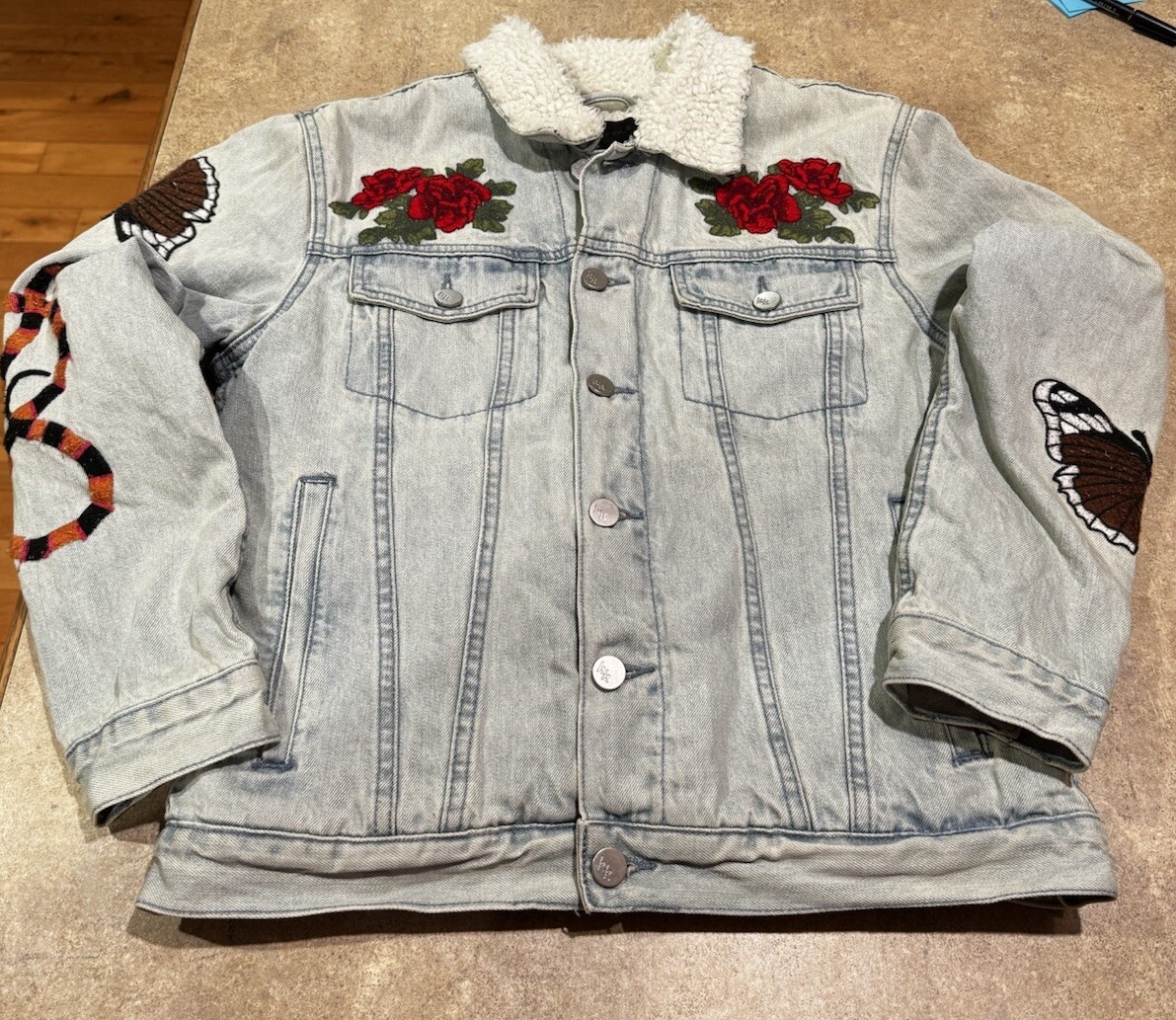KENDALL + KYLIE Embroidered Pile-trim Trucker Jacket In Vintage Blue