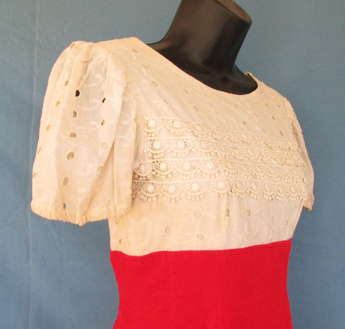 VINTAGE 1950s 60s YOUNG VIEWPOINT DRESS CREAM RED VELVET LACE EMBROIDERY CUTOUTS