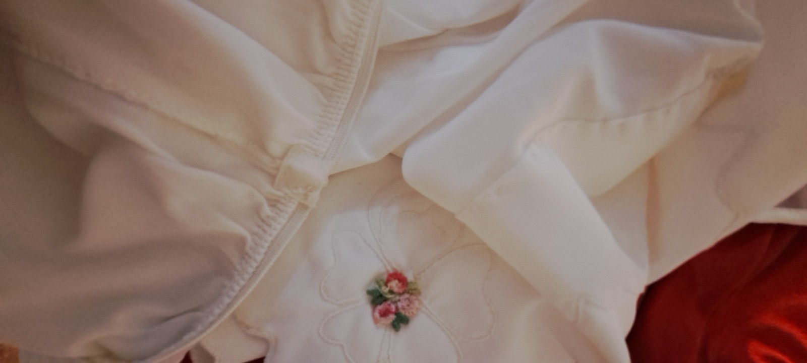 Vtg Avian White Nylon Half Slip SMALL Scalloped Hem Tiny Pink Flowers Cute Trim