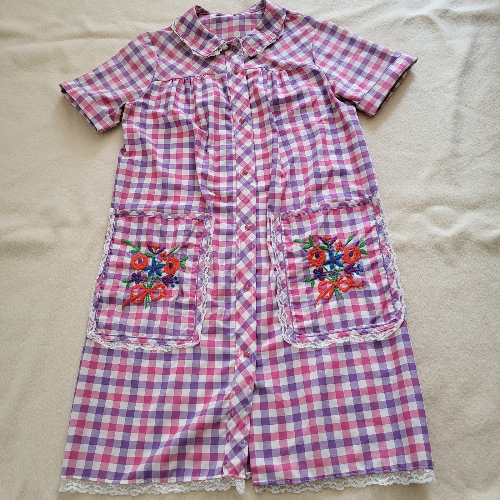 Vintage 70s House Coat Women’s Size Medium Pink Purple Gingham Snap Front Dress