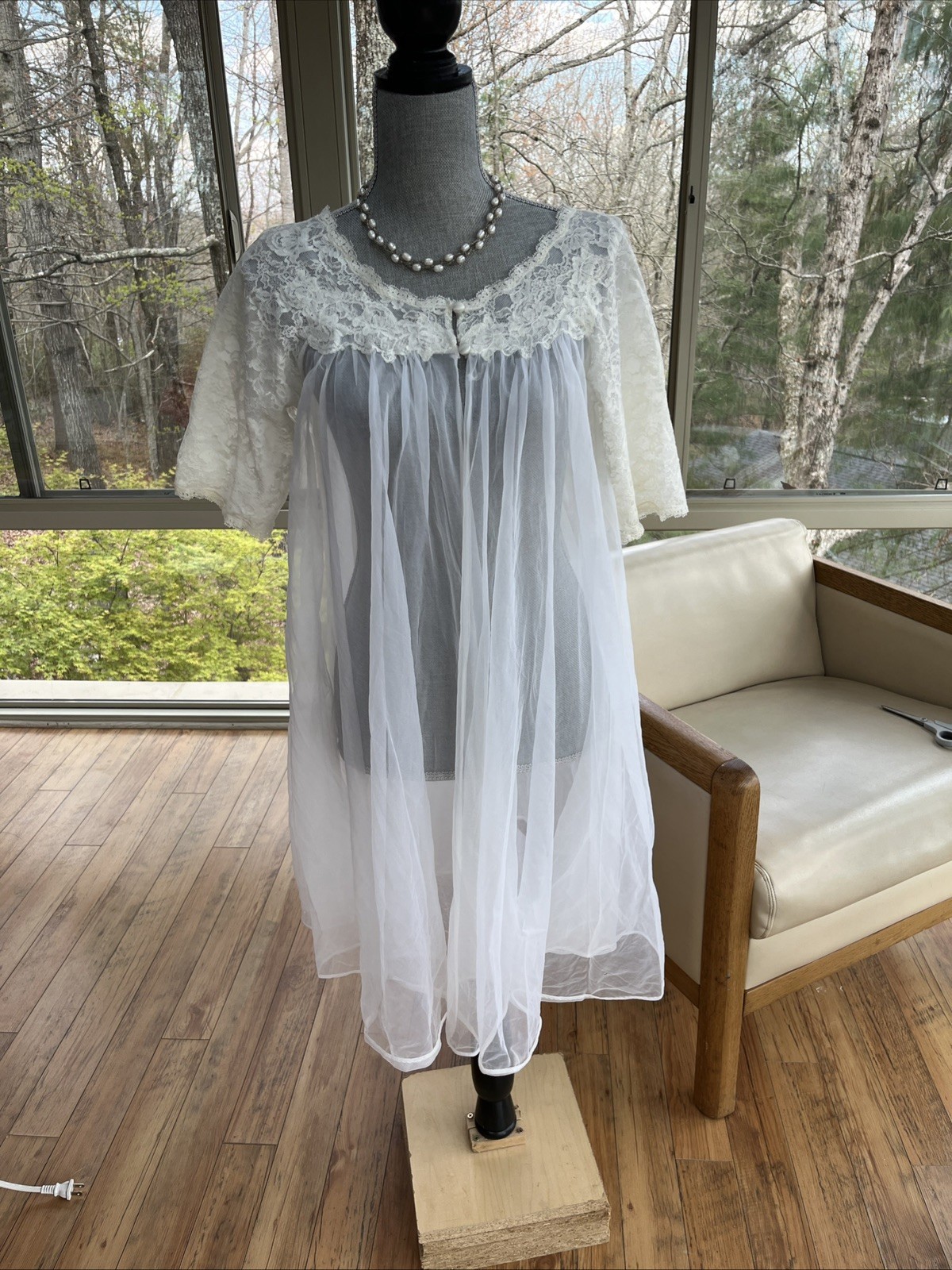 Vintage LISETTE ivory Lace & Chiffon Peignoir robe Medium buttons
