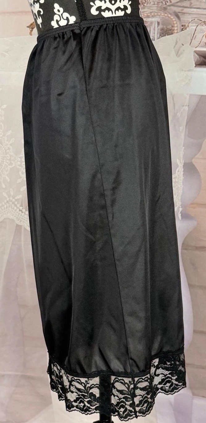 VTG 90’s Vassarette Black Elastic Waist Wide Laced Hem Nylon Half Slip M / 28”