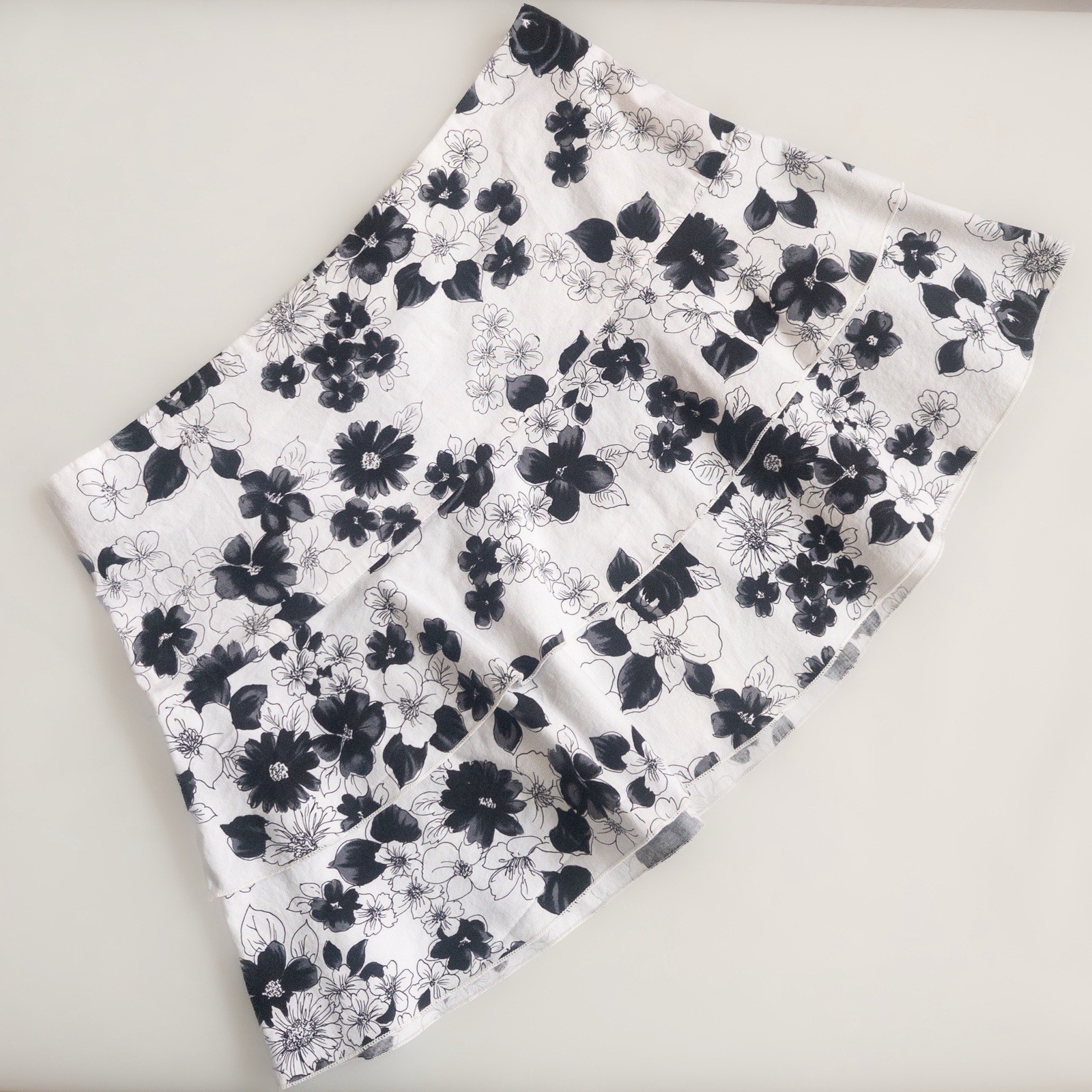 90’s y2k vintage black and white miniskirt