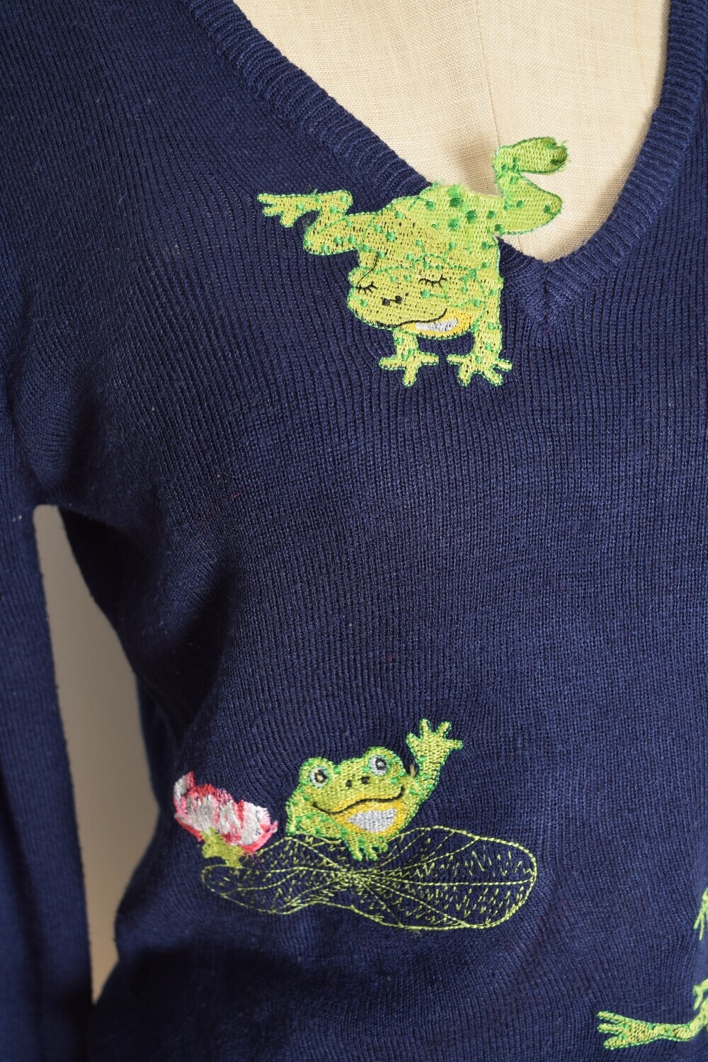 vintage 70s sweater navy embroidered FROGS Cyn Les Shirlee jumper top shirt M L