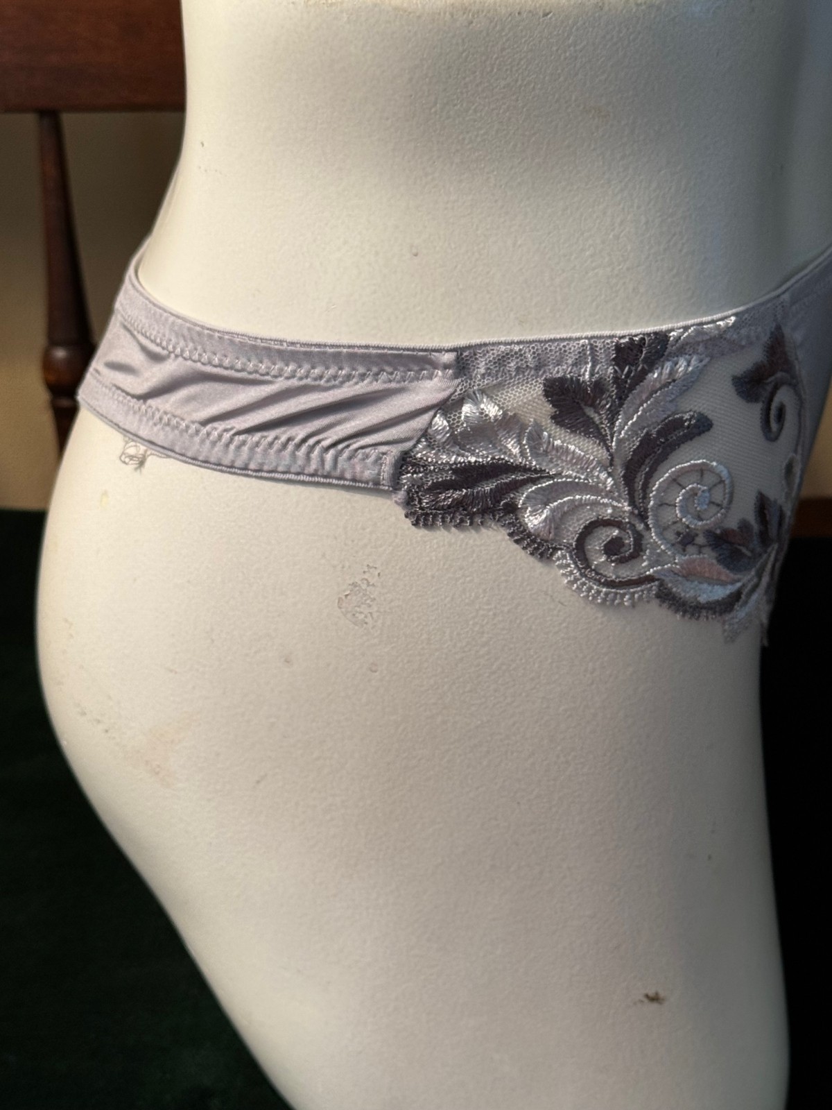 VINTAGE SOMA ~ SILVER / EXCALIBUR ~ SENSUOUS LACE THONG PANTIES ~ MEDIUM